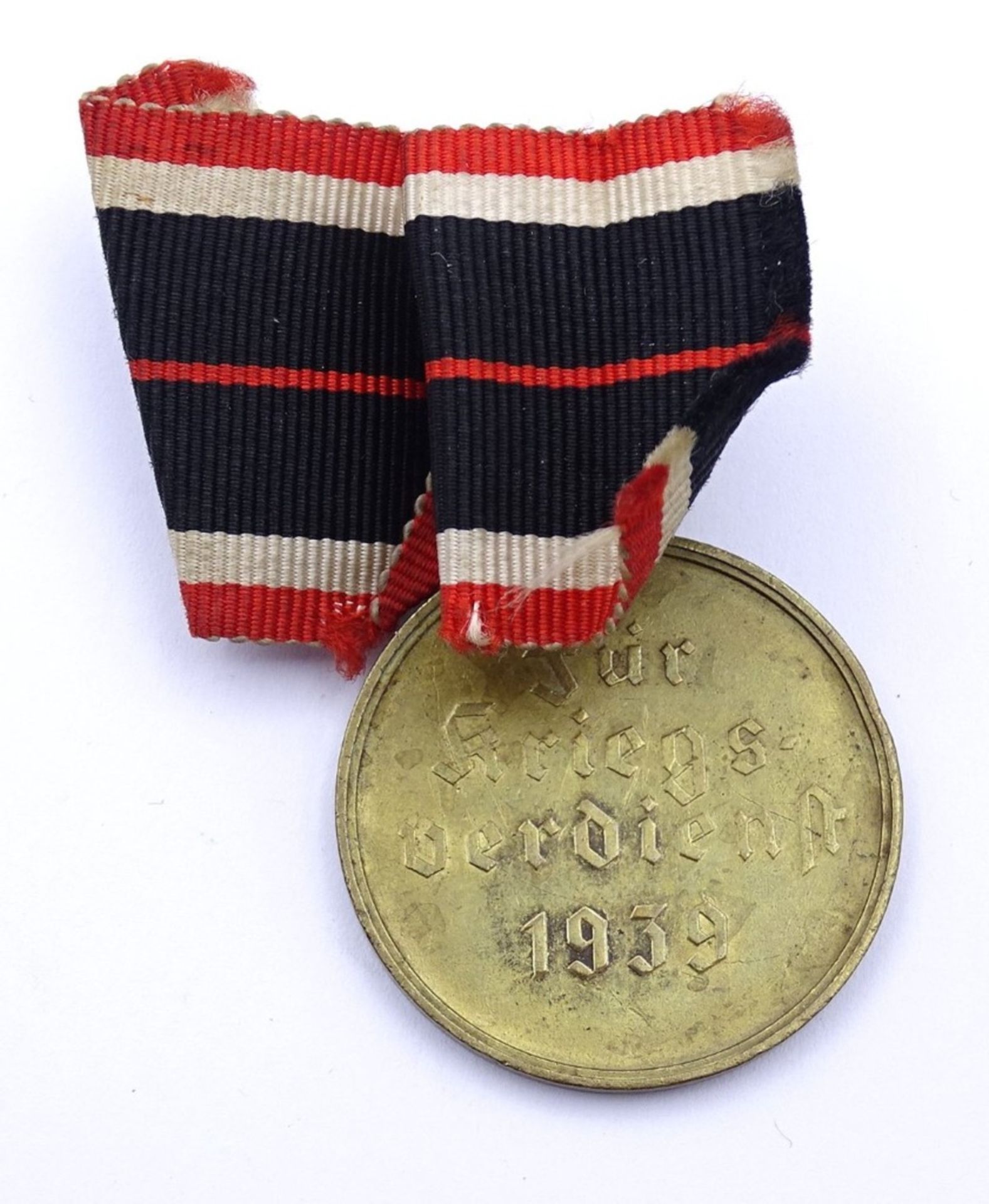 Kriegsverdienst-Medaille 1939 an Band - Bild 2 aus 2