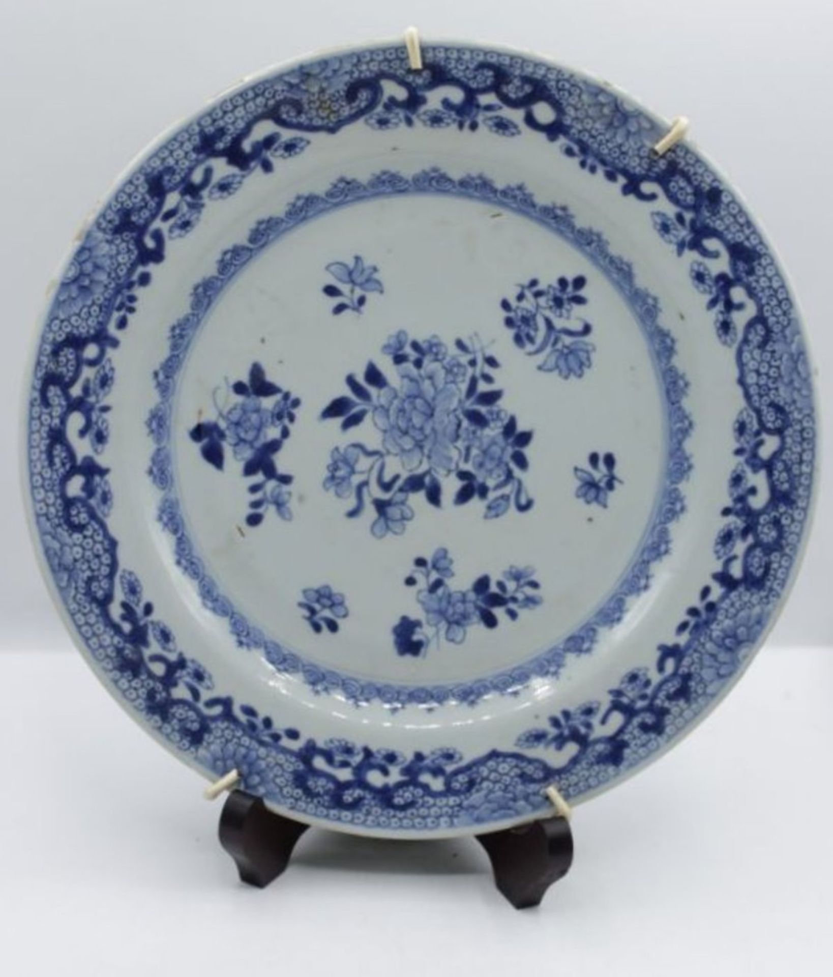 Teller, China, wohl 19. Jhd., florale Blaumalerei, Rand mit Chips, D-26cm.