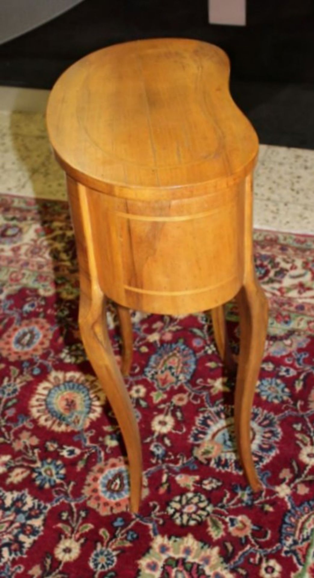 Beistell-Tisch, Nierenform, älter, Fadenintarsien, helles Holz, 2 Schübe, geschwungene Beine, H-65cm - Bild 2 aus 3
