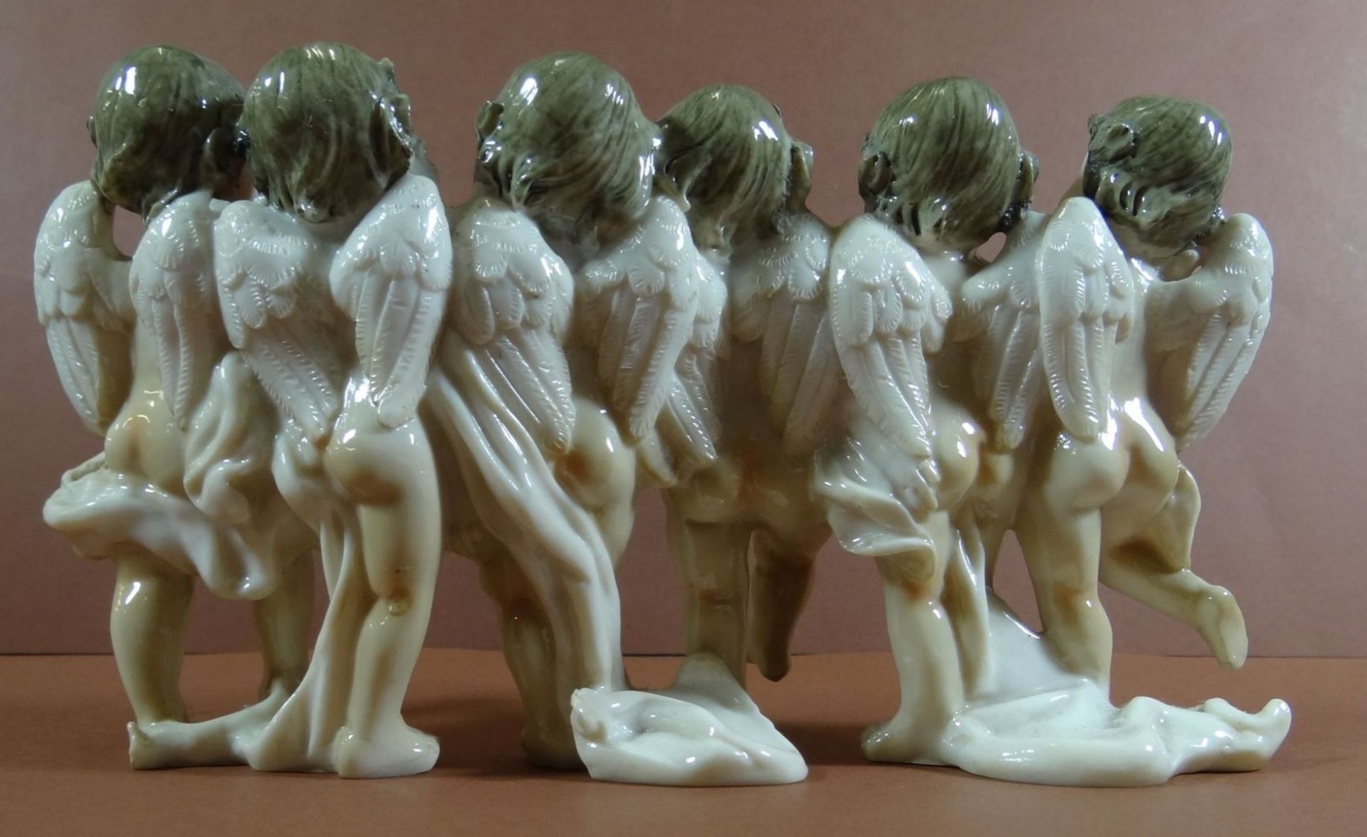 6 Putti in einer Reihe, Kunstmasse, H--10 cm, L-19 cm - Bild 2 aus 4