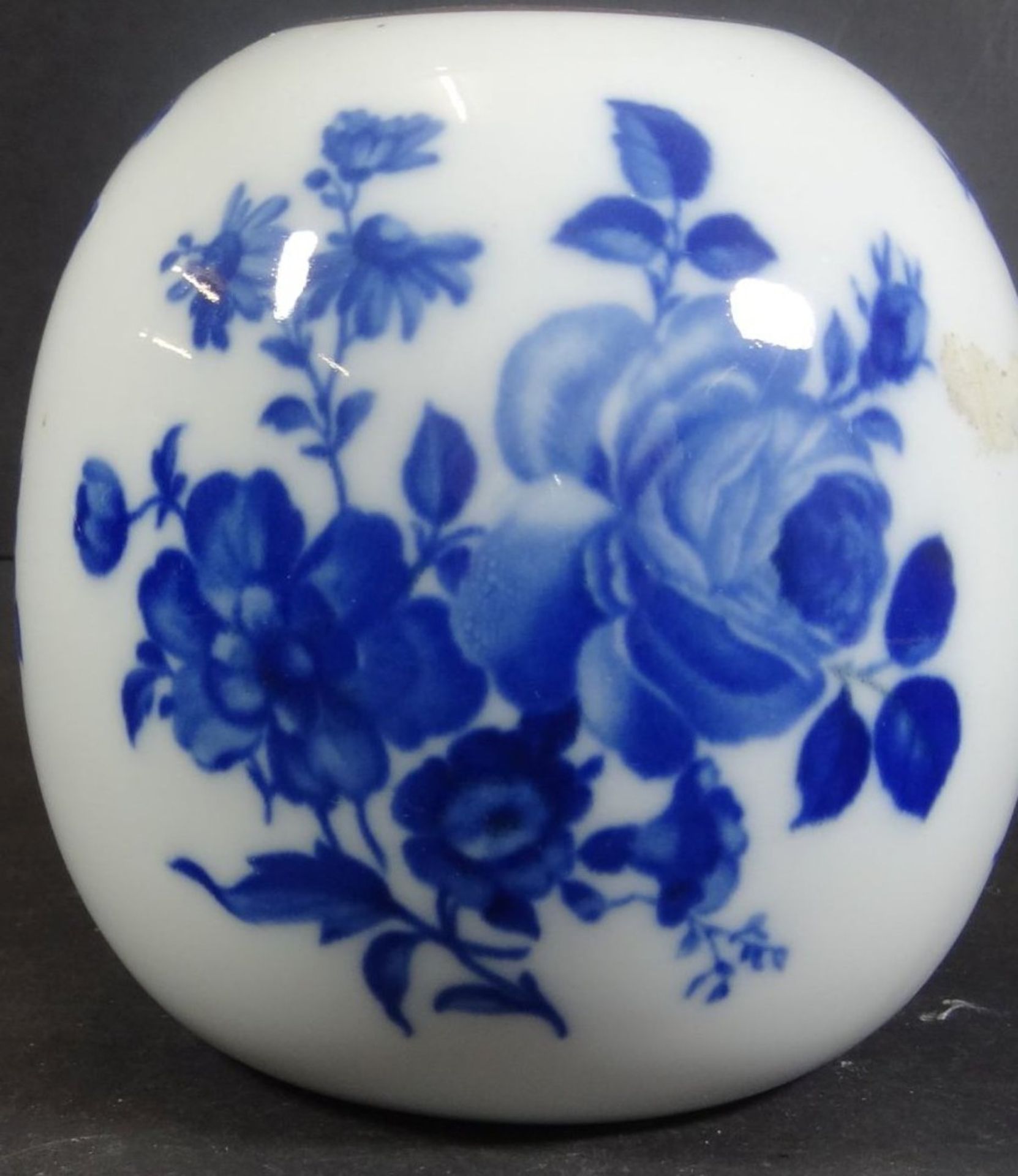 kl. Vase "Royal KPM" mit Kobaltblumen, H-12 cm, D-11 cm