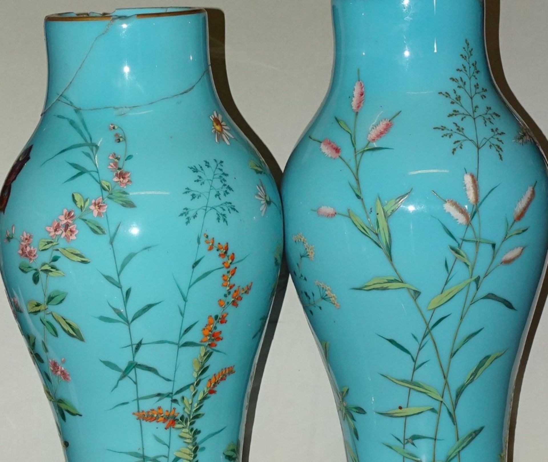 Zwei große Deckelvasen um 1900, floral bemalt mit Insekten, 1x Deckel fehlt, beide Vasen stark - Bild 7 aus 10