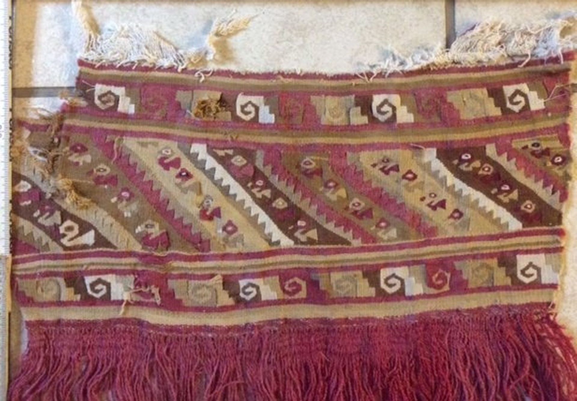 prä-kolumbianisches Textil-Fragment, wohl Teil eines peruanischen Kleidungstückes, 36x36 cm, - Bild 3 aus 7