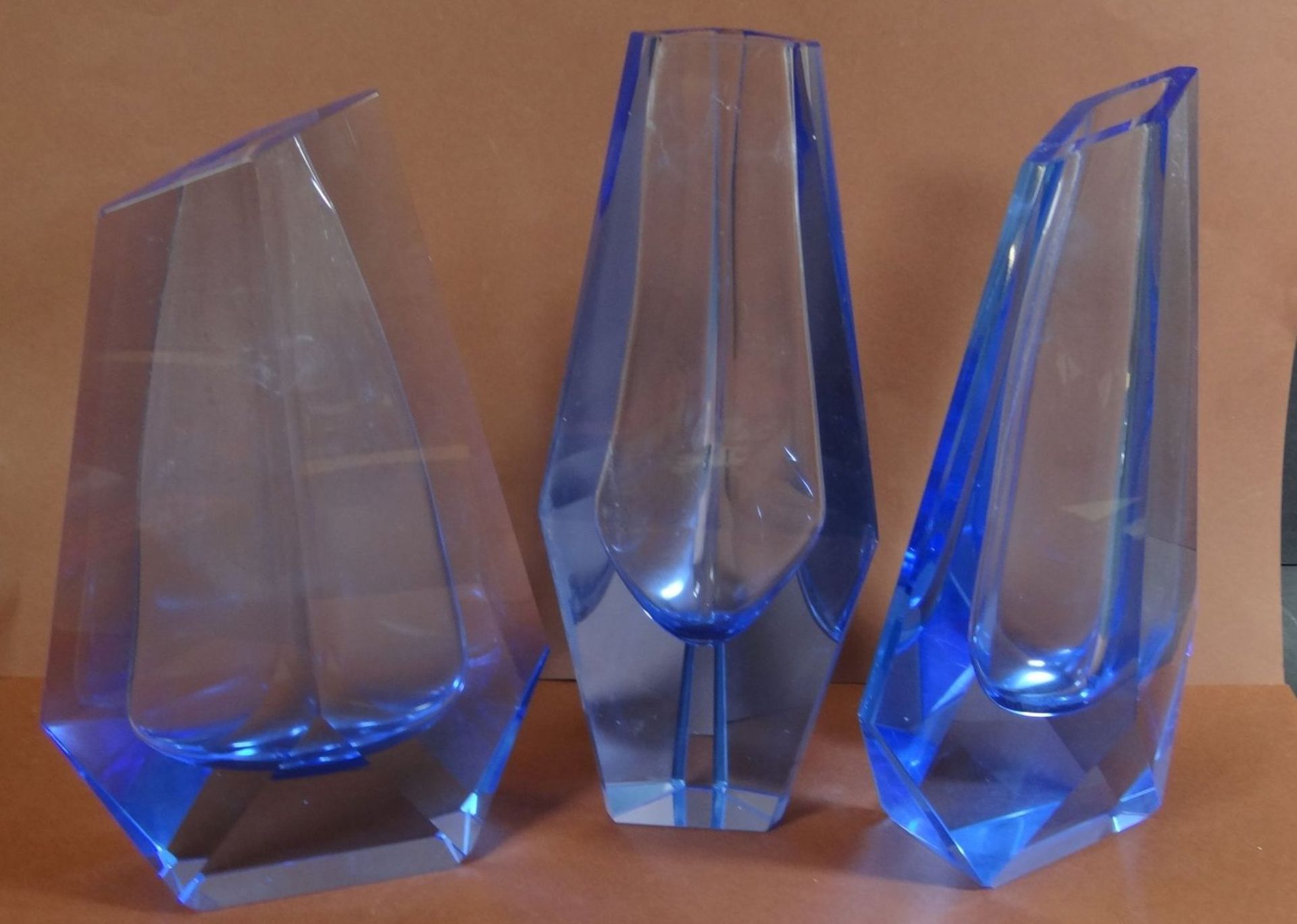 3x blaue Kunstglasvasen VEB Ilm-Kristall, Handschliff, H-ca. 21 cm