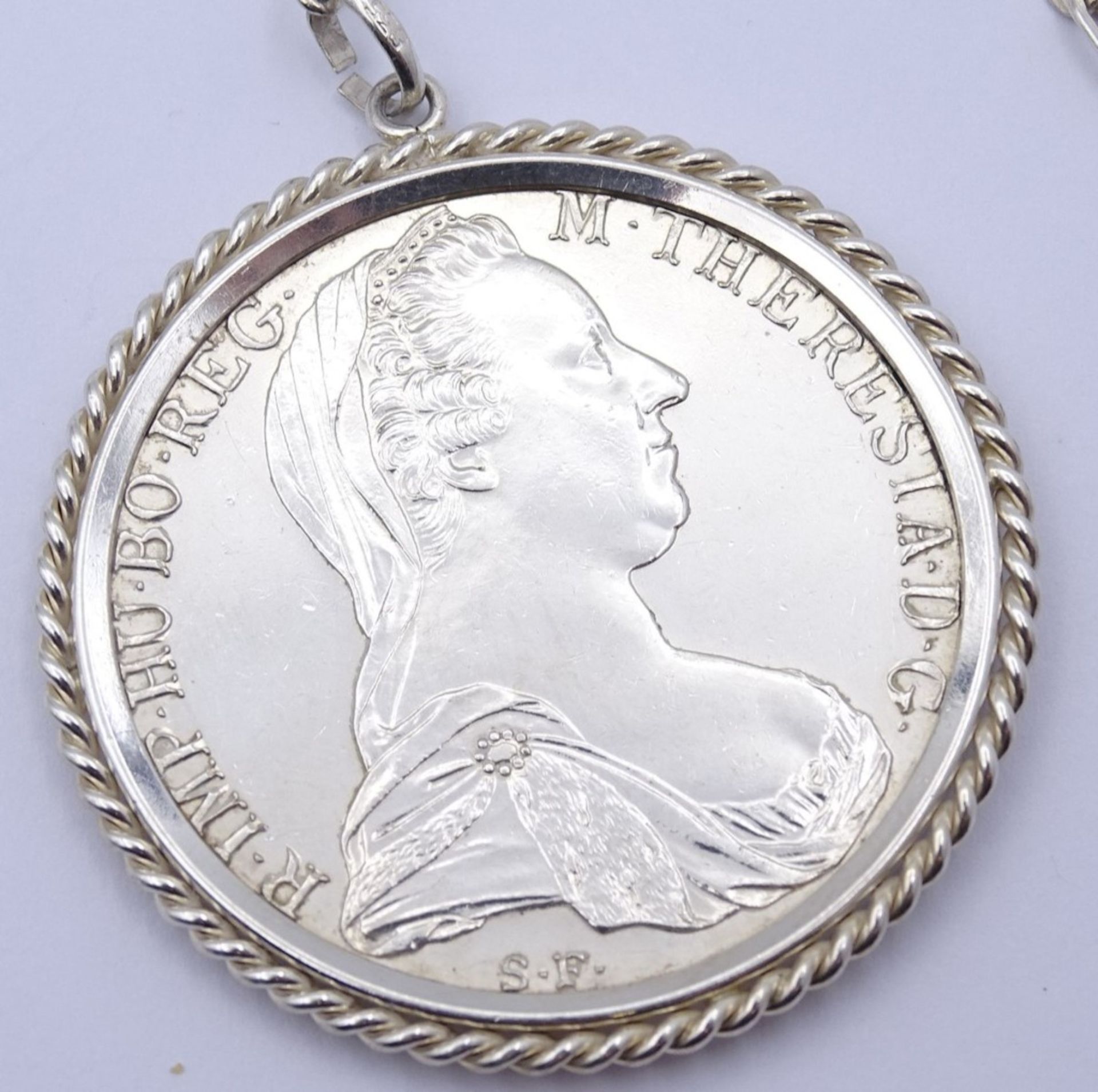 Halskette mit Maria Theresien Taler Münzanhänger,Kette und Fassung Silber 0.835,Taler Nachprägung, - Bild 2 aus 3