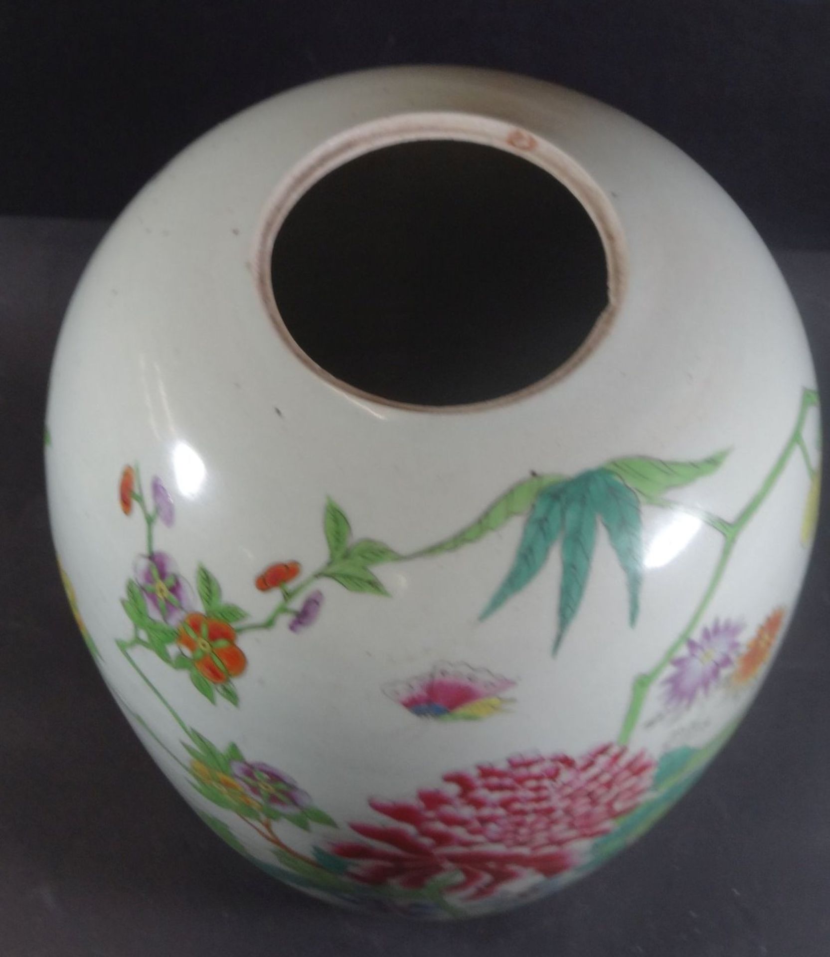 grosse China-Deckel-Vase, Blumenbemalung und chines. Schriftzeichen, H-28 cm, D-18 cm, Alters-u. - Image 7 of 9