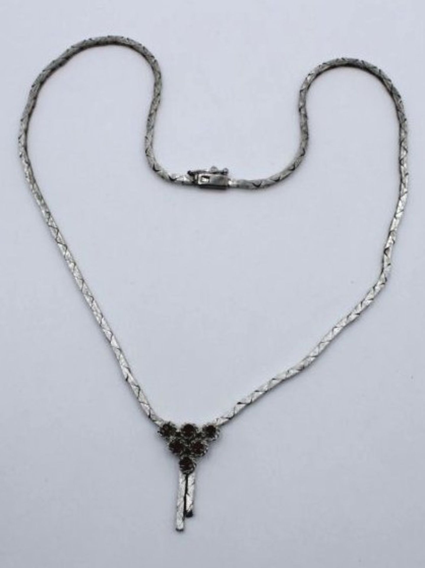 Collier, 800er Silber, besetzt mit kl. Granat-Steinen, 17,7gr., ca. L-42cm.
