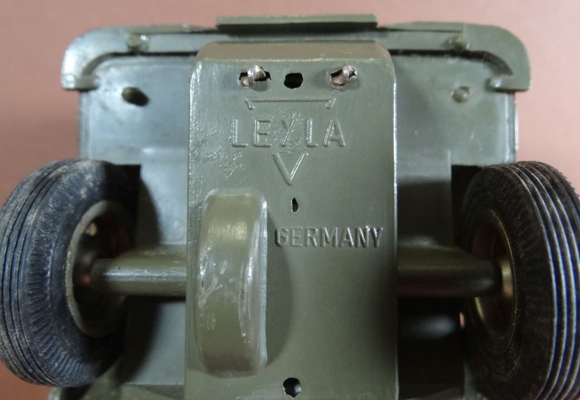 Jeep "Leyla V" mit Soldaten, Kunststoff, div. Fehlteile, bespielt, H-6 cm, L-14 cm, - Bild 5 aus 7