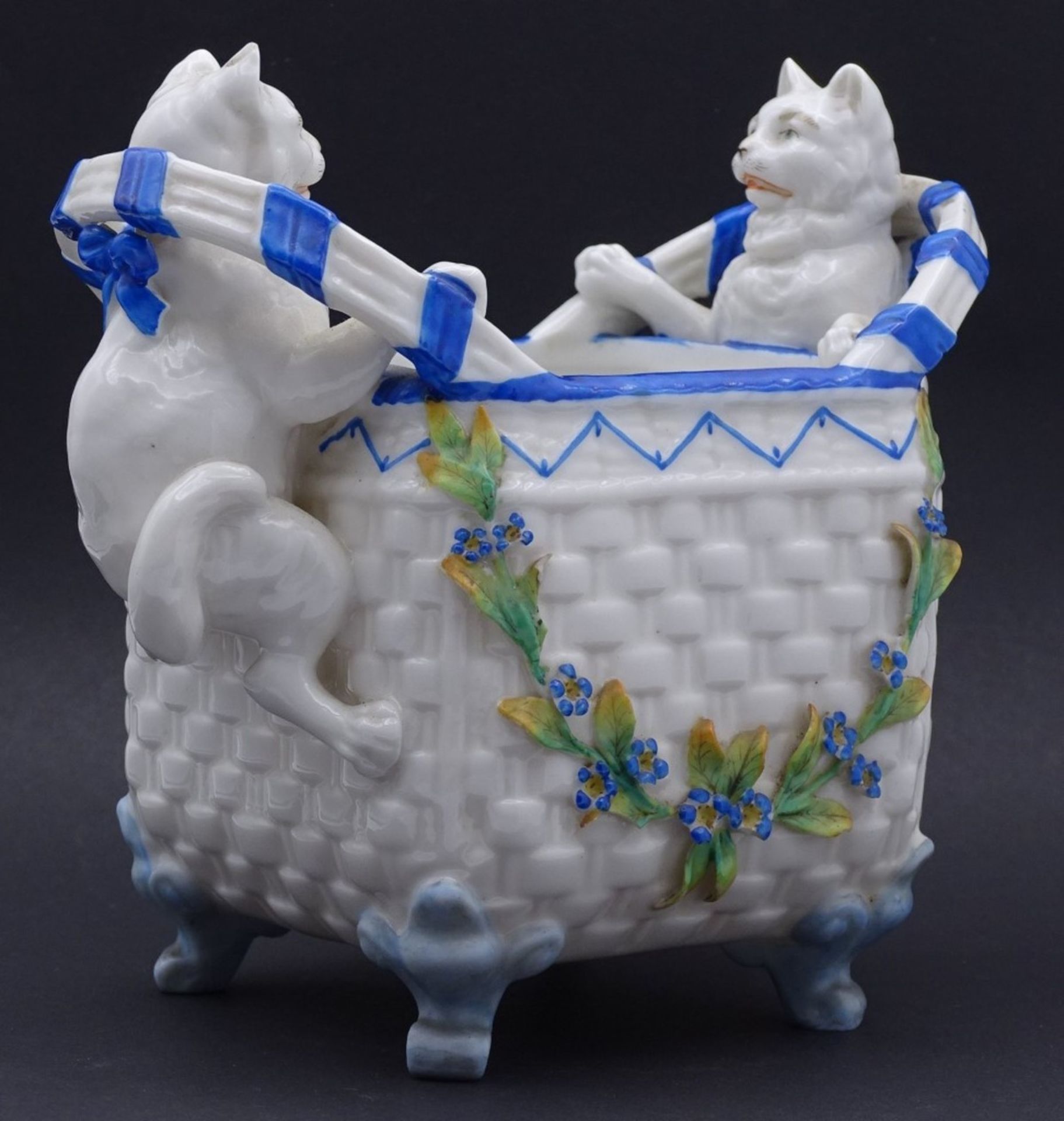 Porzellan Vase mit vollplastischen Katzen,im Boden blaumarke,ein Ohr und Blüten mit Abplatzer,H- - Bild 4 aus 7