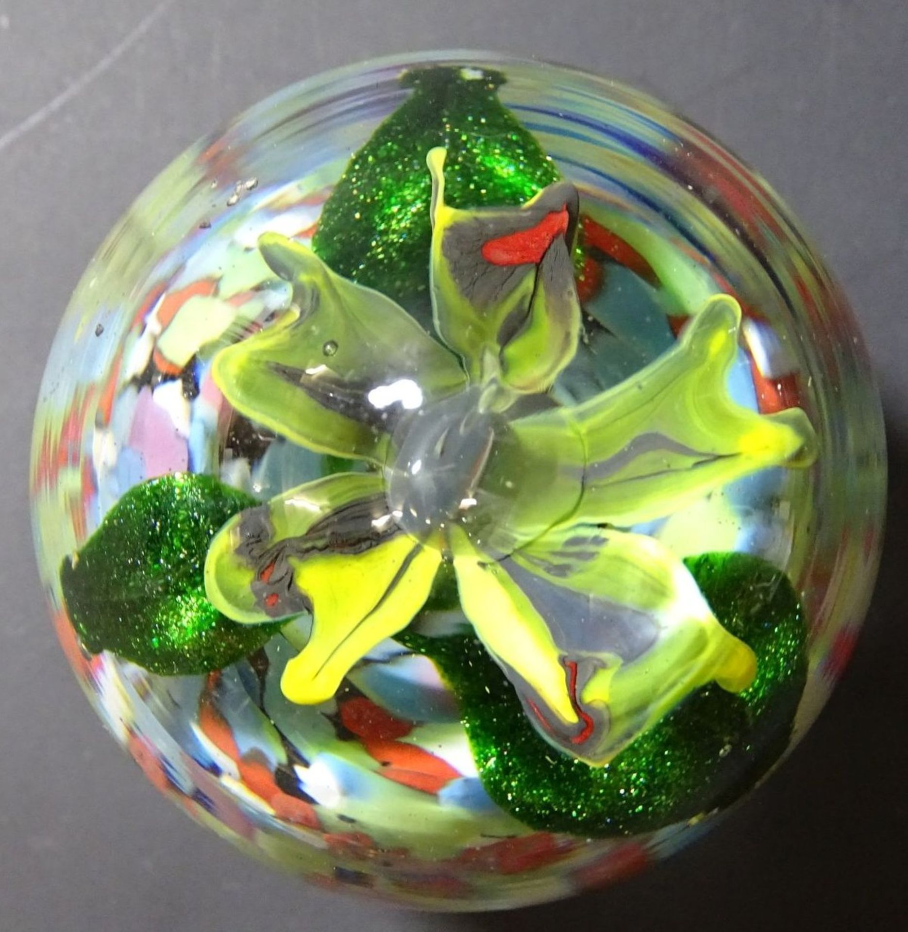 Paperweight mit bunten Einschmelzungen, Blume, H-9 cm, D-7,5 cm - Bild 3 aus 5