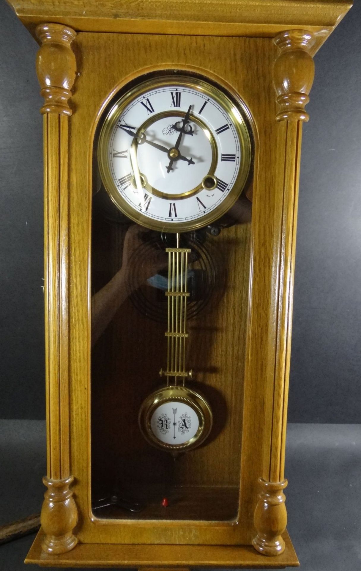 Wanduhr in Holzgehäuse, Replica einer Gründerzeit-Uhr, gut erhalten und funktionstüchtig, um 1970, - Bild 2 aus 4