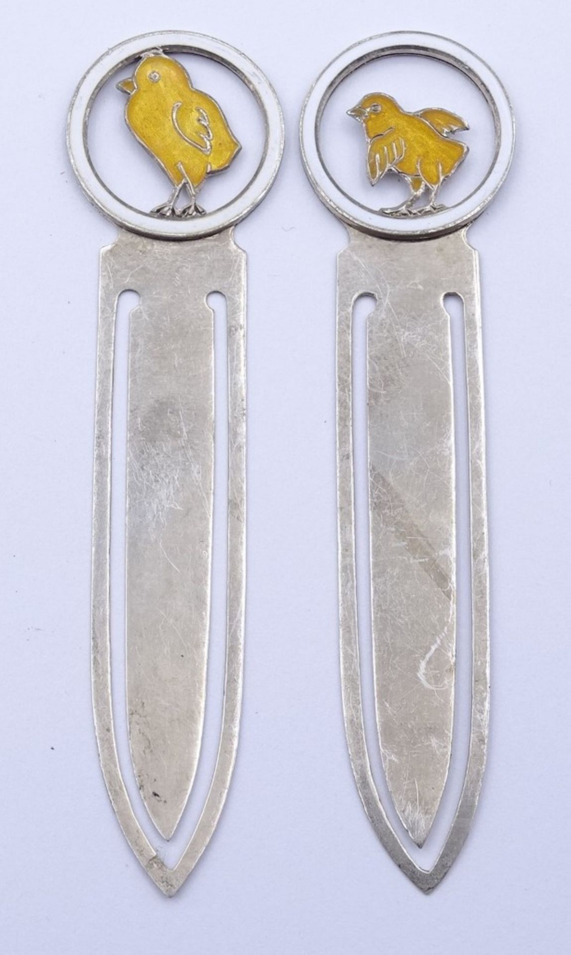 Zwei Lesezeichen in 935er Silber, emailliert,L- 7,4cm, zus.6,3gr.