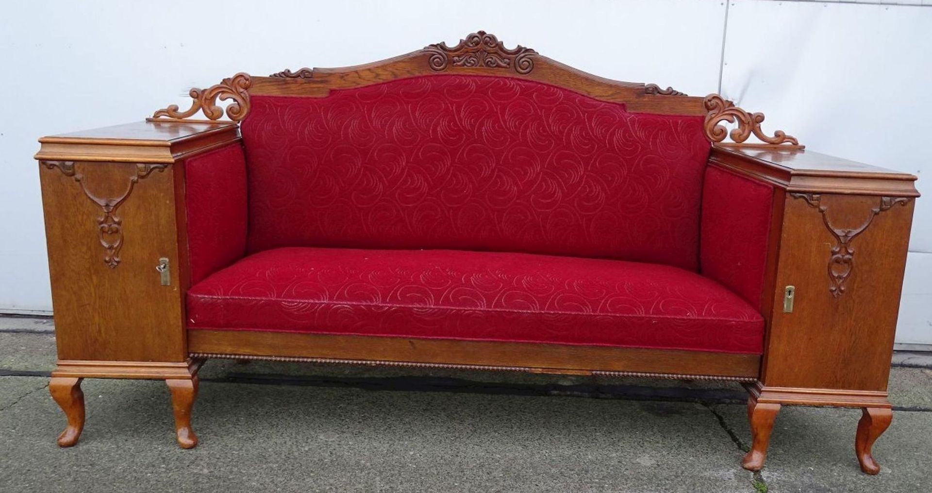 rotes Sofa, an den Enden kleine Schränke, Holzkrone, guter Zusatnd, L-215 cm H-110 cm, T-76 cm