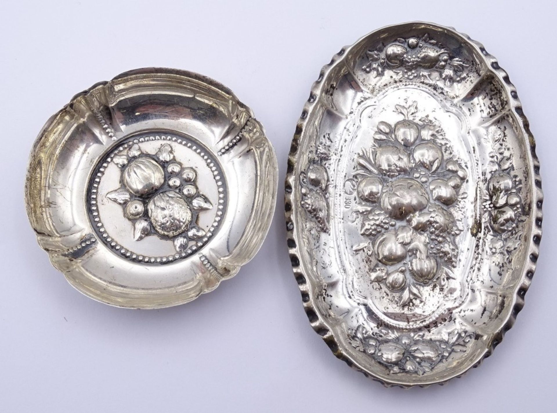 Zwei Silber Schälchen mit Früchtedekor, Silber 0.830, zus.38,3gr., D- 6,4cm, u. 10x7cm