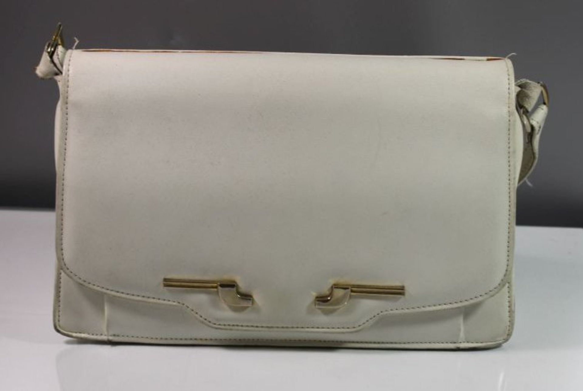 Damenhandtasche, weisses Leder, Tragespuren und Beschädigungen, älter, 19 x 28cm. - Bild 2 aus 5