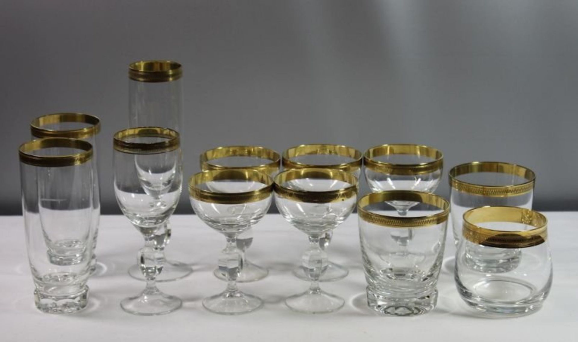 12x Gläser mit Goldrand, 2x Wassergläser (1x Chip), Sektglas (Chip am Stand), 5x Likörschalen, 2x