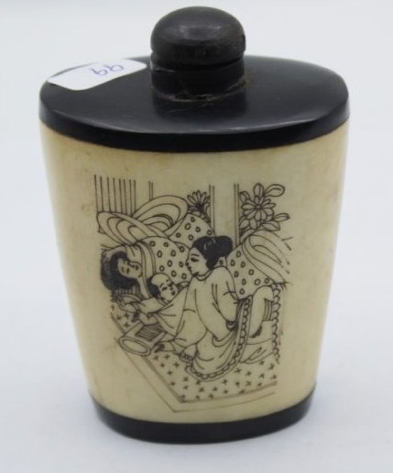 Snuff-Bottle, Japan, wohl Bein, erotische Darstellung, H-7,5cm. - Image 2 of 3