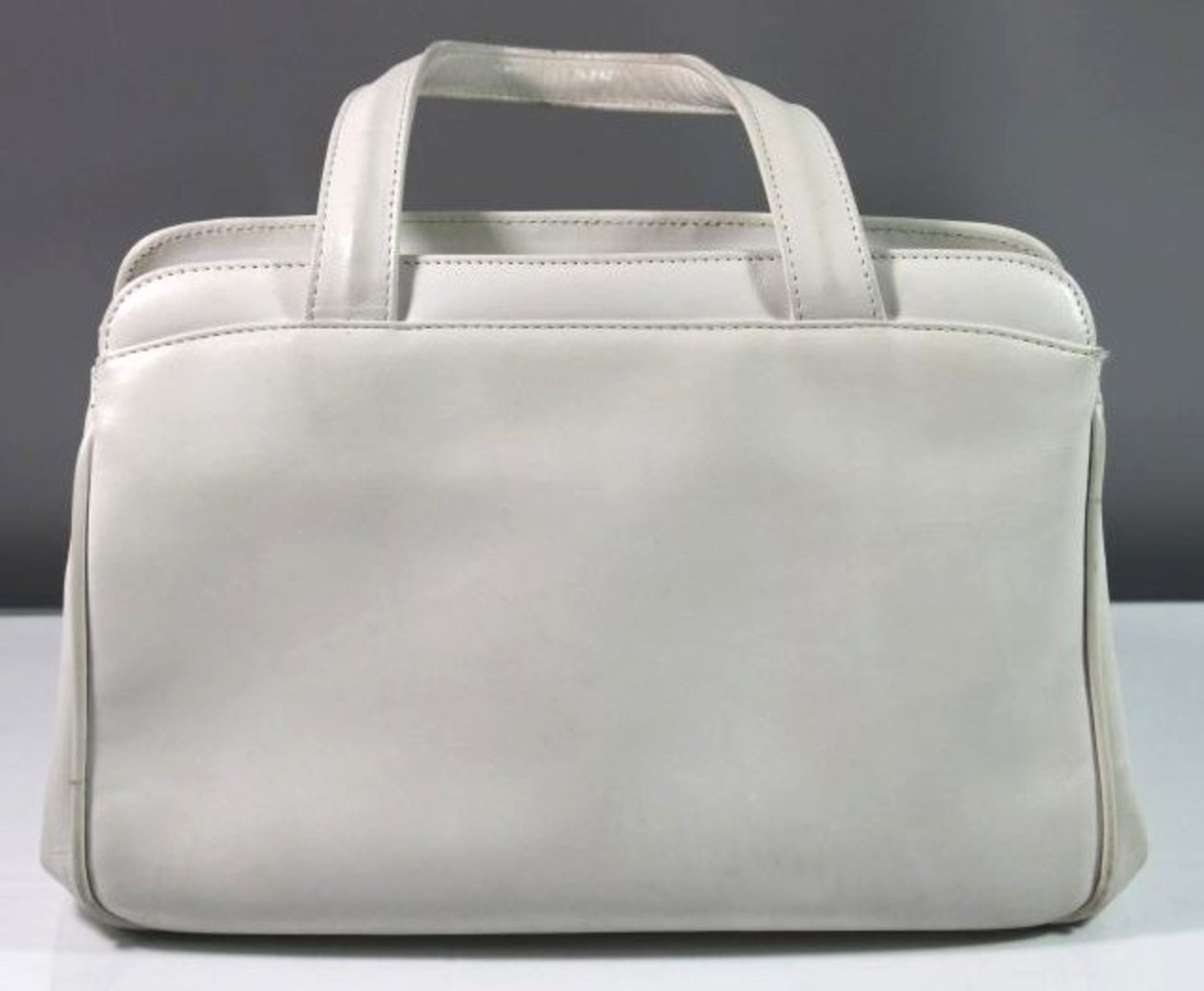 weisse Damenhandtasche, getragene Erhaltung, 18 x 26cm. - Bild 3 aus 6