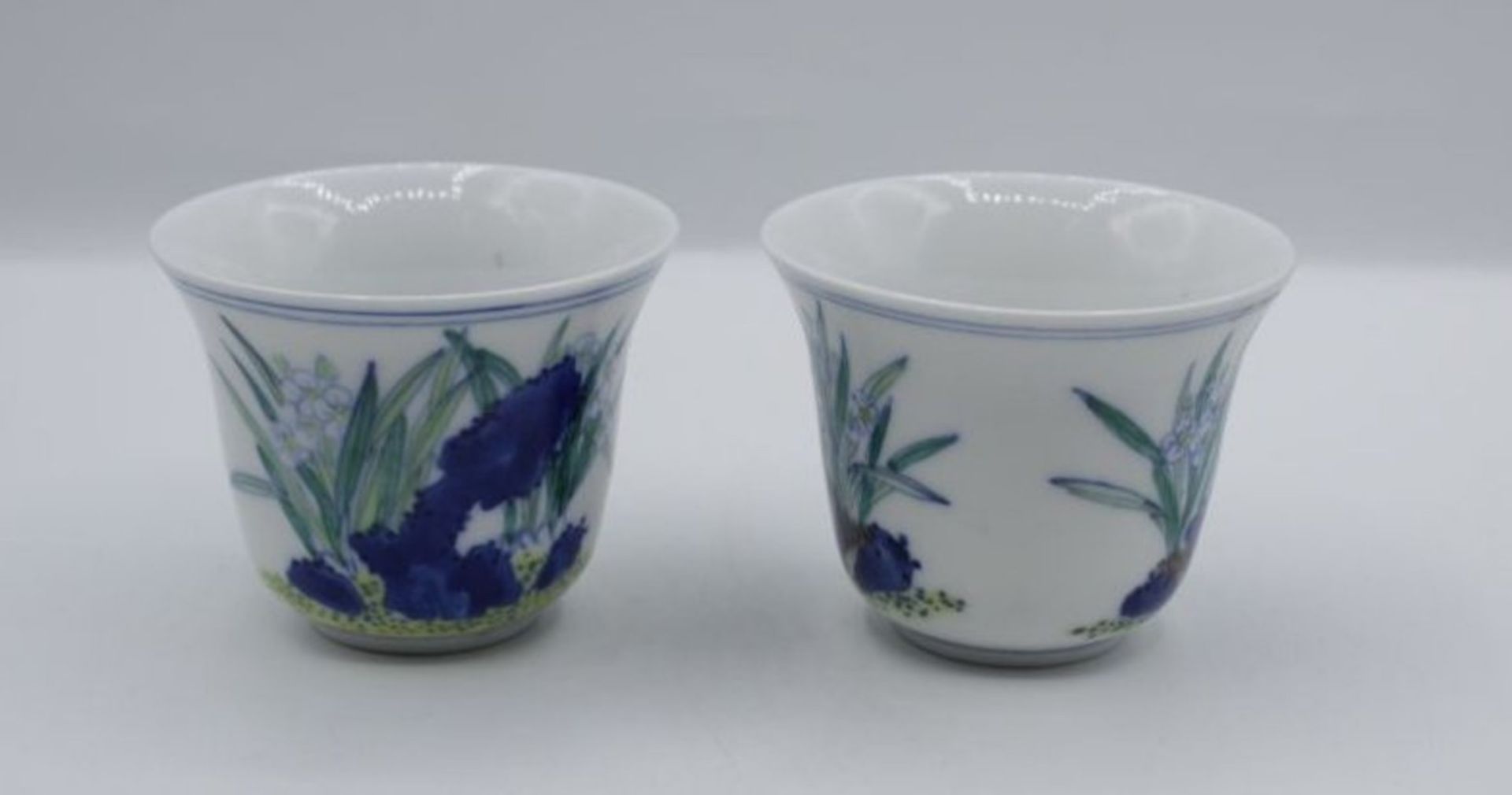 2x Sake-Schalen, florale Bemalung, gemarkt, H-5,5cm D-7cm. - Bild 2 aus 3