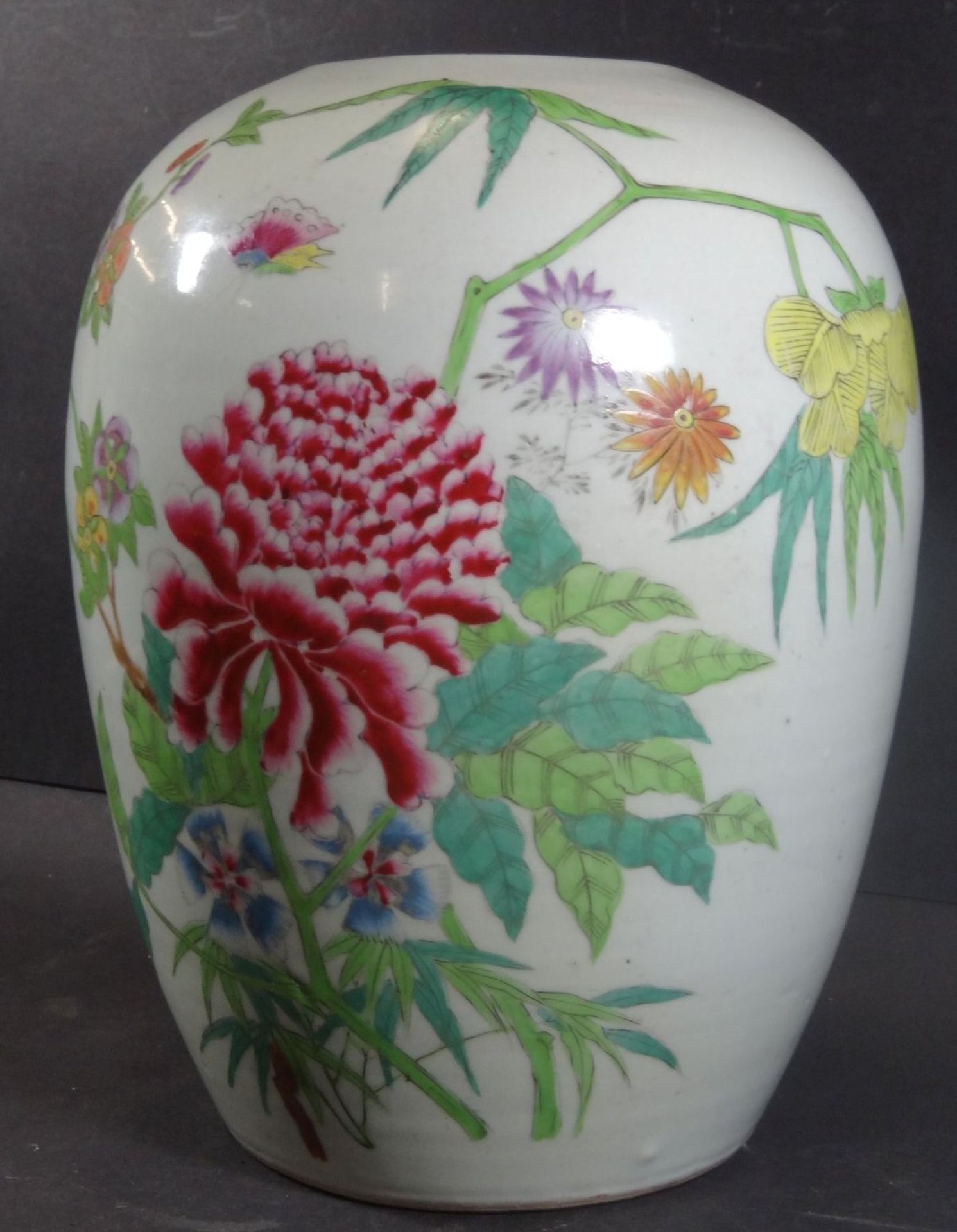 grosse China-Deckel-Vase, Blumenbemalung und chines. Schriftzeichen, H-28 cm, D-18 cm, Alters-u. - Image 3 of 9