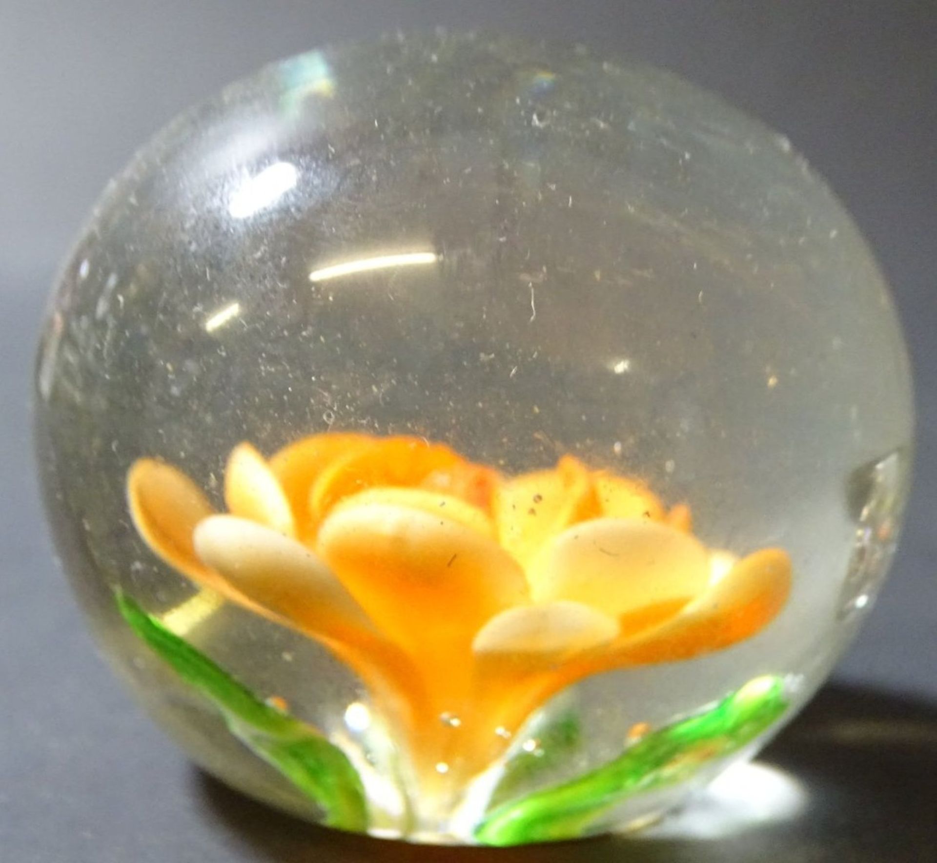 kl. Paperweight, orangener Blüte, 5,5x5,5 cm - Bild 3 aus 4