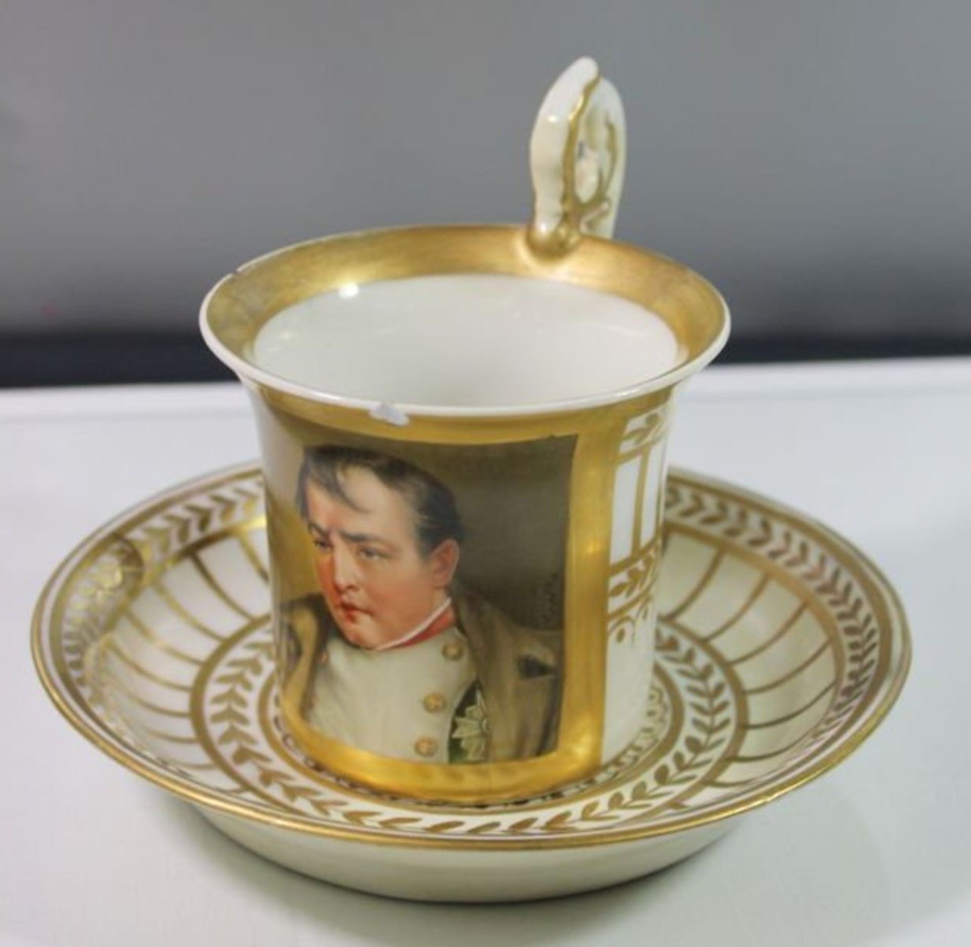 Tasse mit Untertasse "Napoleon" Frankreich um 1810, sign. Brelte, H-10 cm, U.T. D-8 cm, Goldstaffage