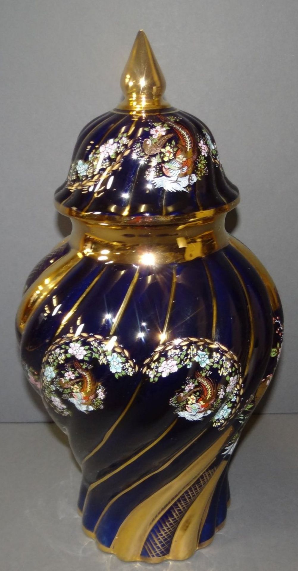 grosse Deckelvase "Limoges" Kobalt mit Gold und Blumenmalerei, H-40 cm