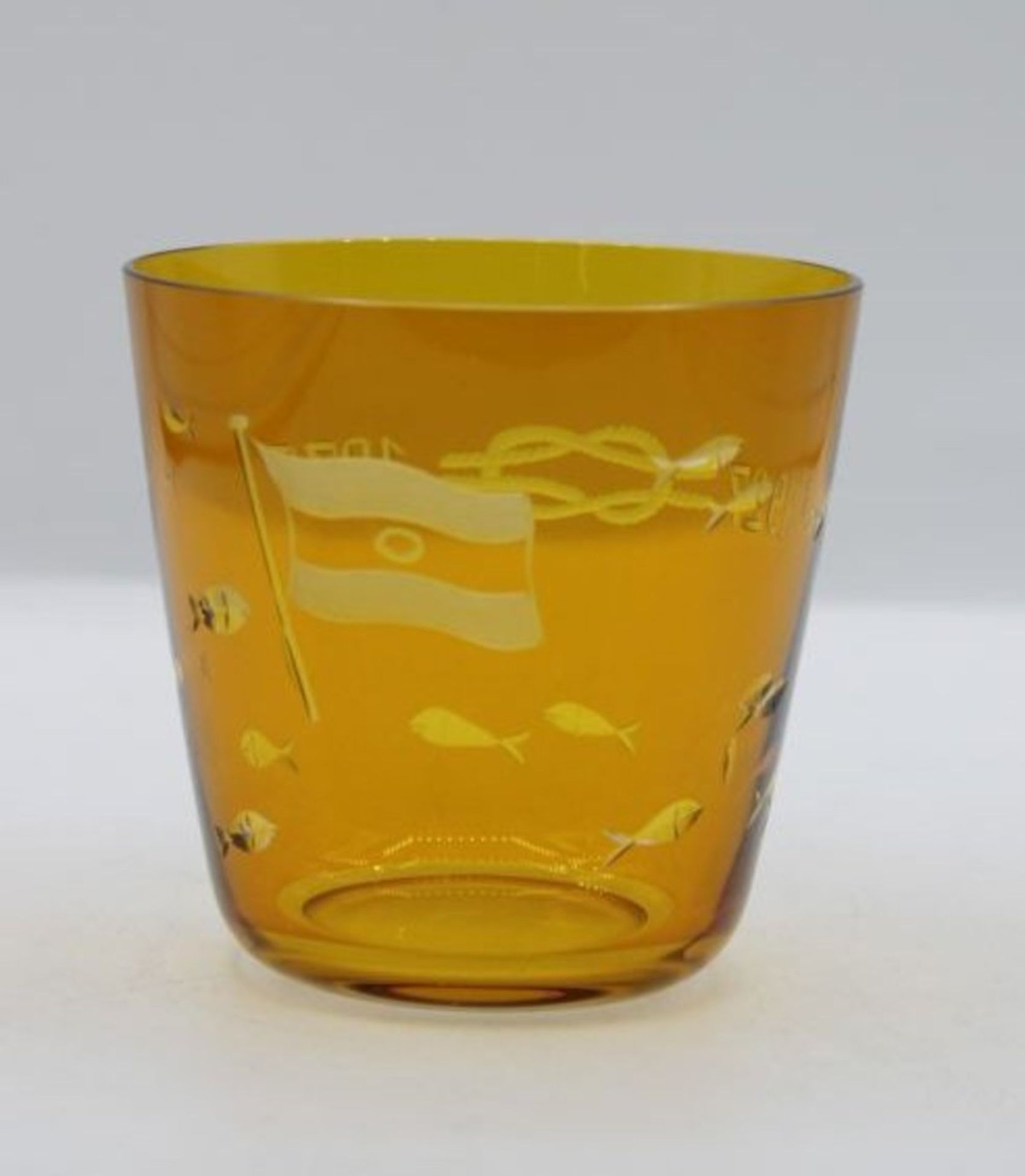 Glas, Rotter, Lübeck, Reedereiflagge und datiert 1927-1977, gelb gebeizt, H-8cm.