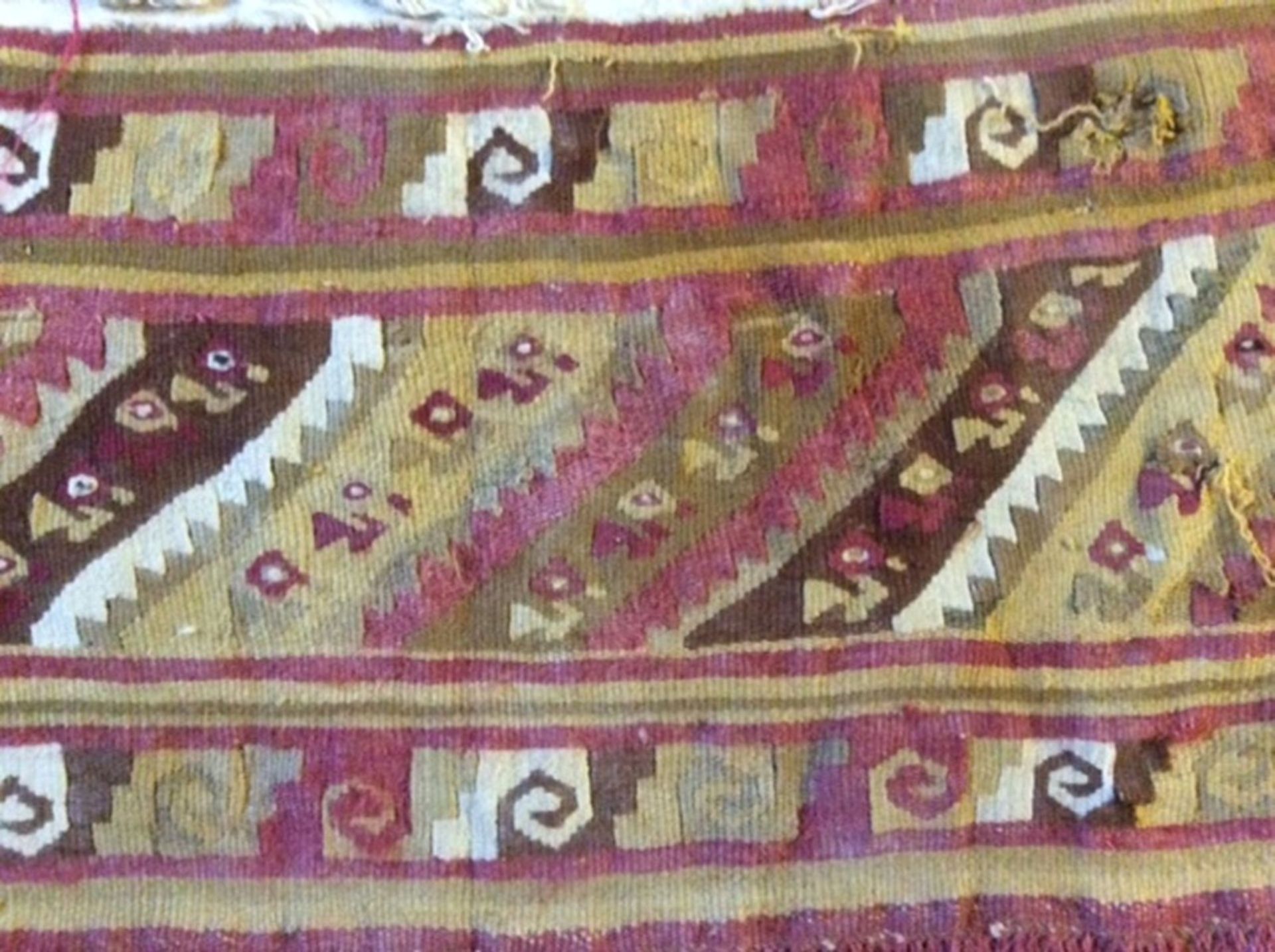 prä-kolumbianisches Textil-Fragment, wohl Teil eines peruanischen Kleidungstückes, 36x36 cm, - Bild 2 aus 7