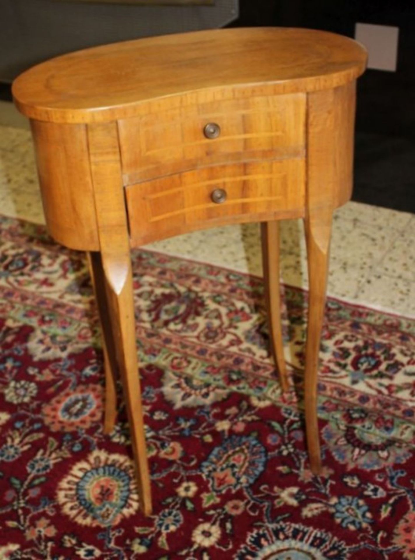 Beistell-Tisch, Nierenform, älter, Fadenintarsien, helles Holz, 2 Schübe, geschwungene Beine, H-65cm