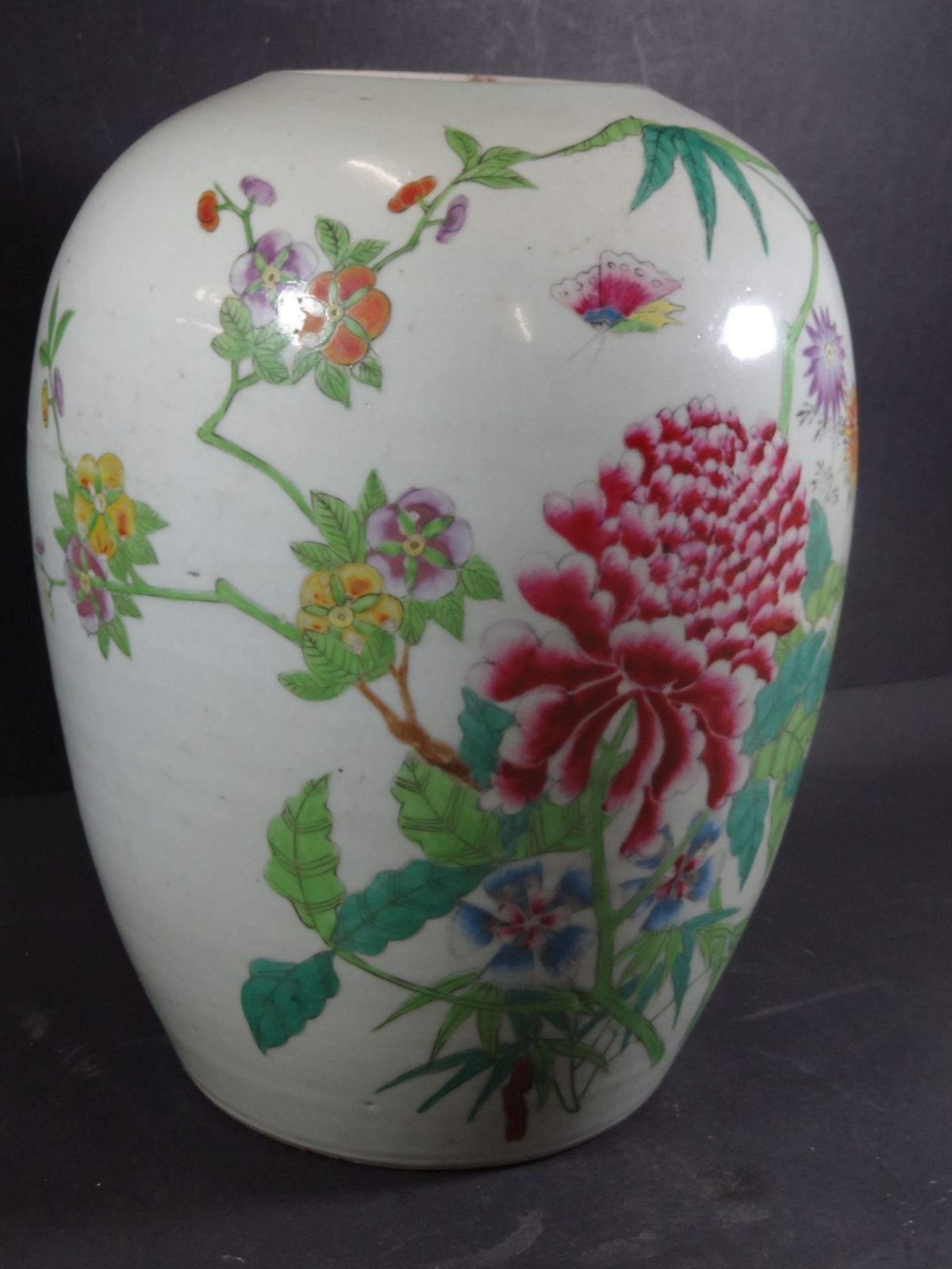 grosse China-Deckel-Vase, Blumenbemalung und chines. Schriftzeichen, H-28 cm, D-18 cm, Alters-u. - Image 4 of 9