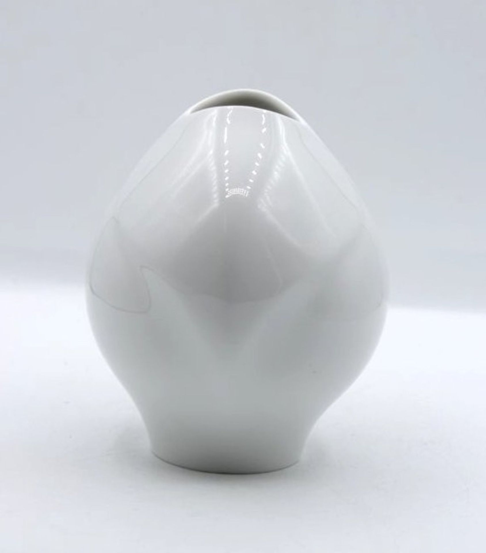 Vase, Meissen Schwertermarke, 1. Wahl, Weißporzellan, H-13cm. - Bild 2 aus 3