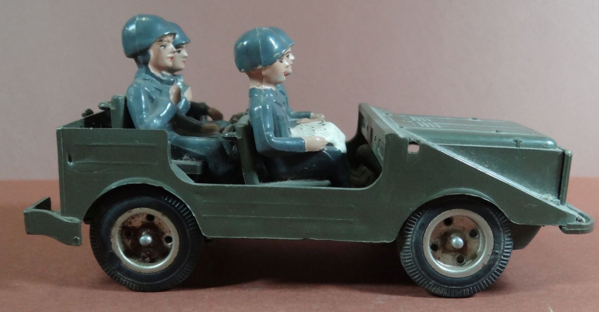 Jeep "Leyla V" mit Soldaten, Kunststoff, div. Fehlteile, bespielt, H-6 cm, L-14 cm, - Bild 2 aus 7