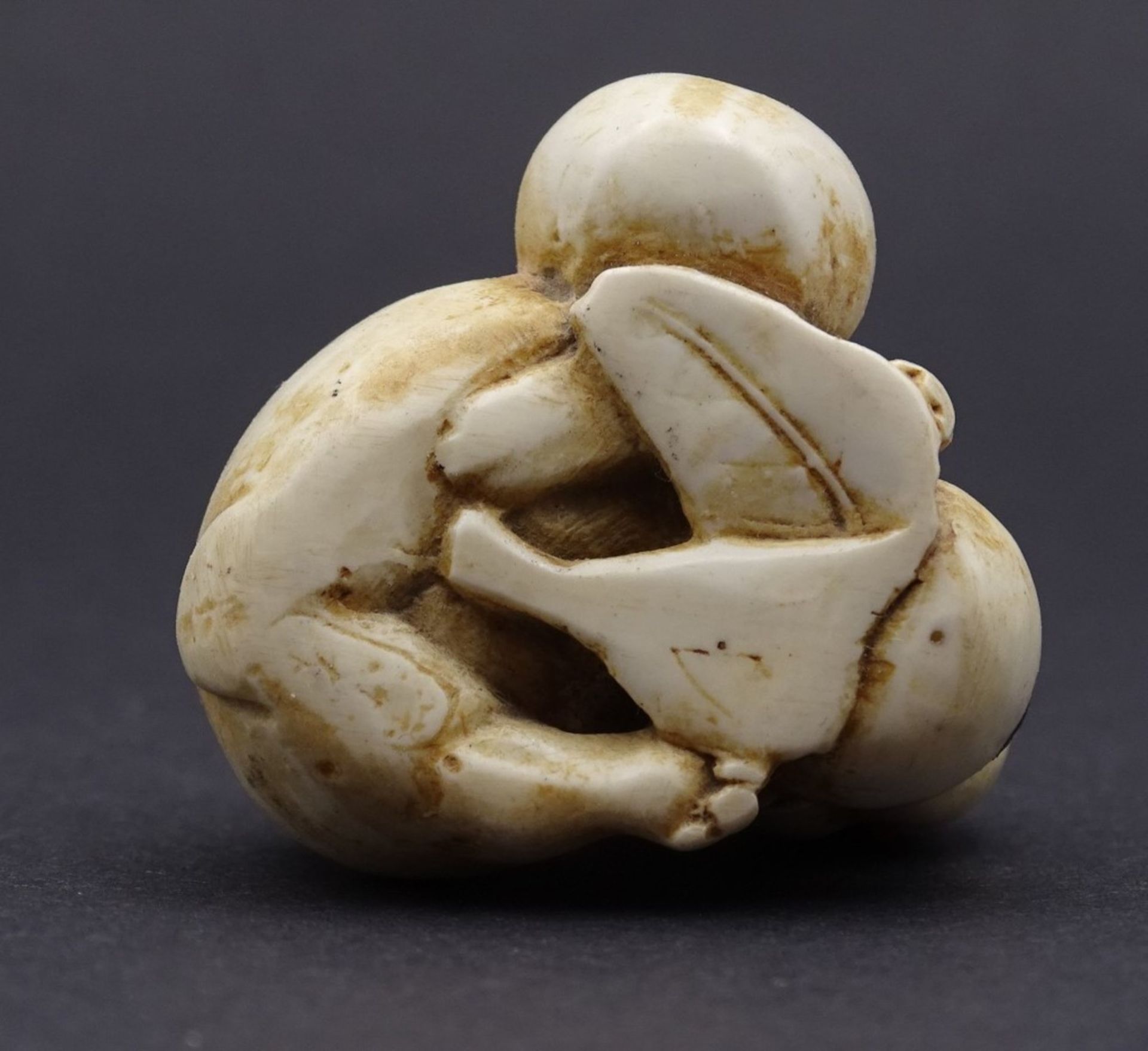 Netsuke - Hase mit Mispel, signiert, H- 2,7cm - Bild 5 aus 6