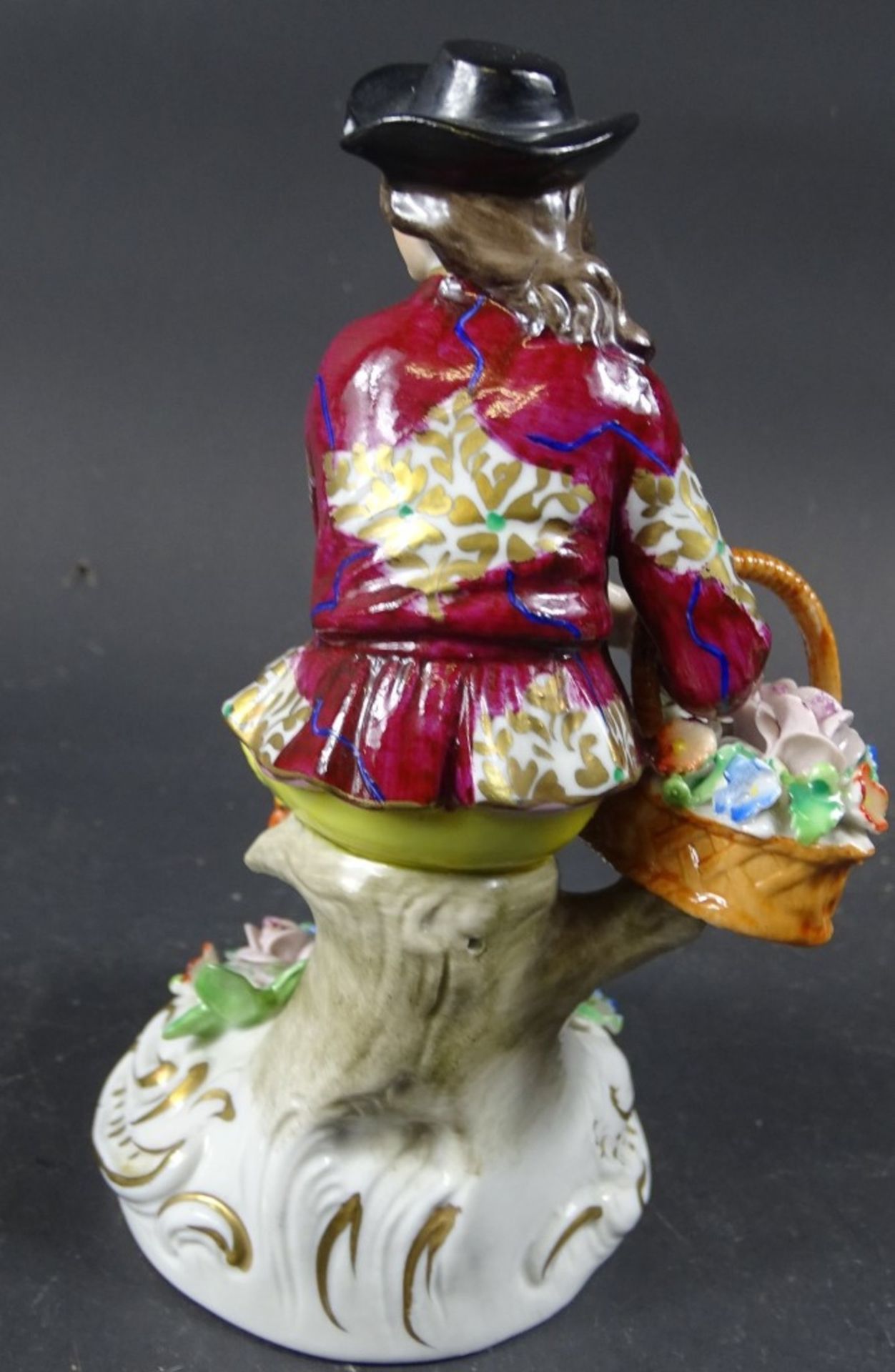 Sitzendorfer Porzellanfigur, Junger Mann mit Blumen, H. ca. 13,5 cm, Marke auf der Unterseite, guter - Image 3 of 8