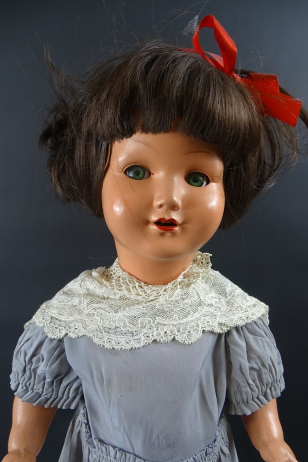 Alte Puppe, Kunststoffkörper- und Kopf, H. 60 cm, ungemarkt, Schlafaugen, geöffneter Mund mit 2 - Image 2 of 6