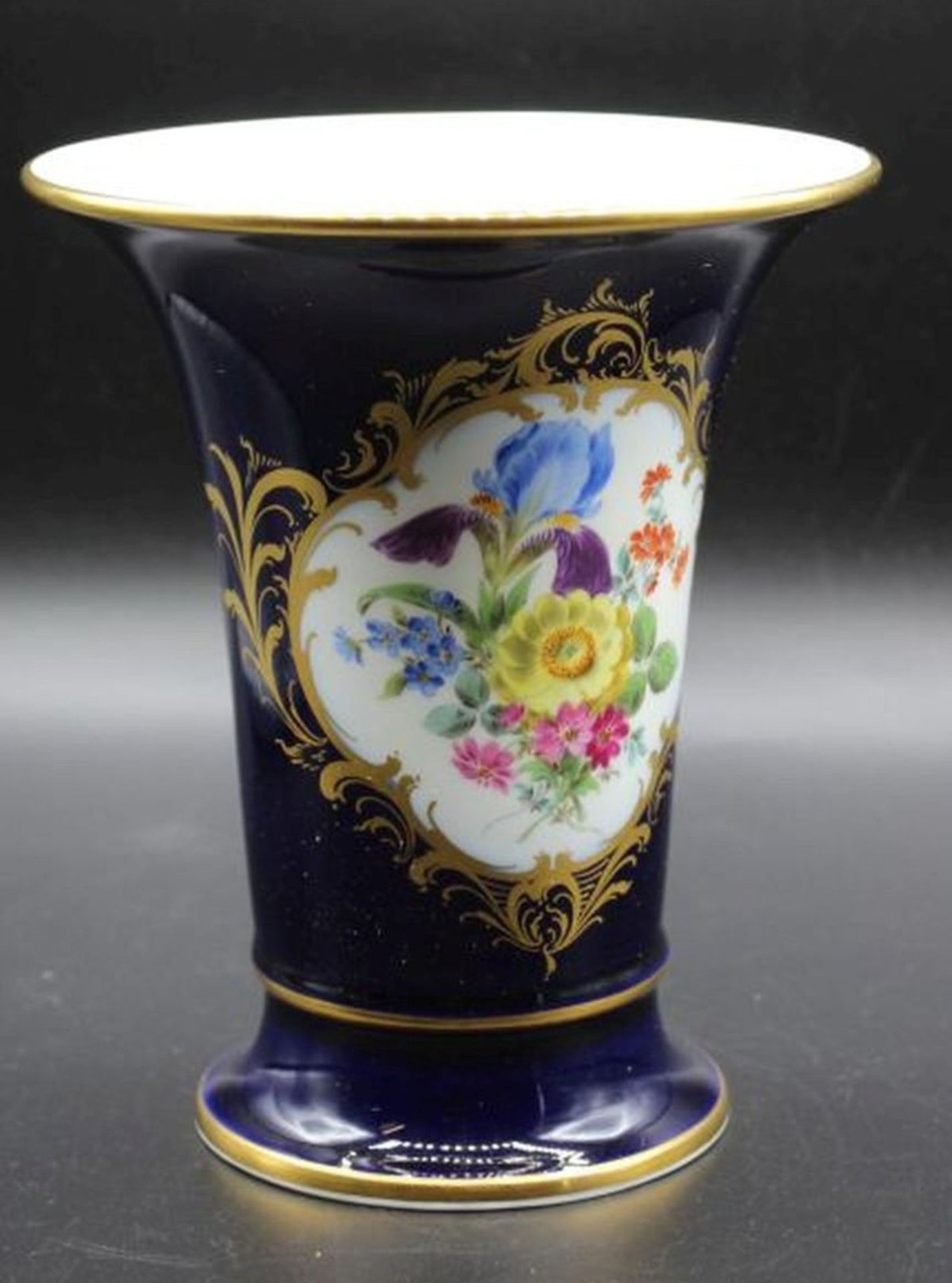 Vase "Meissen" Kobalt mit Gold und Blumen, am Stand kl. Farbretusche, 1.Wahl, H-16,5 cm, D-14 cm