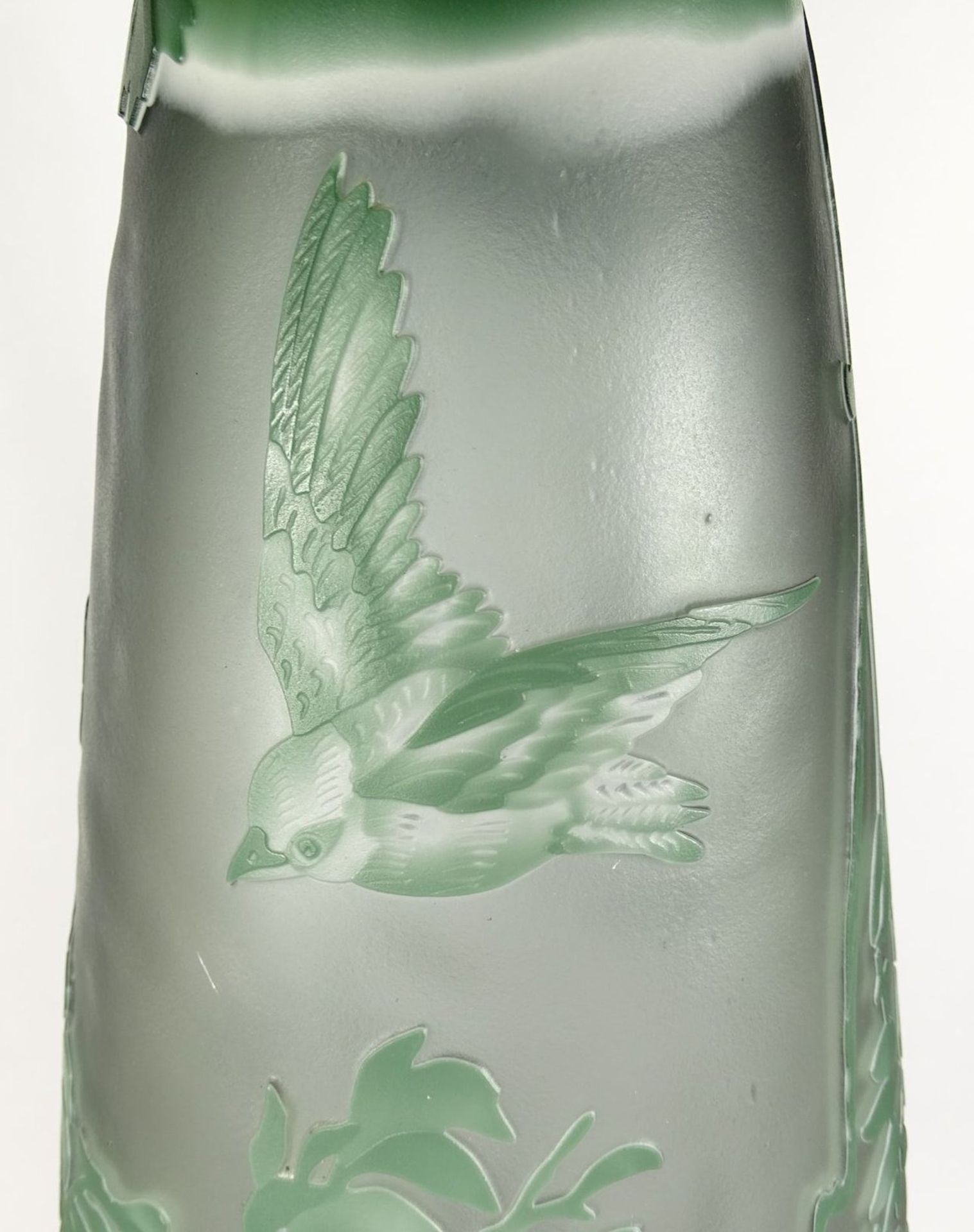 hohe Vase, bezeichnet Type Gallè, Zweige mit Vögel, überfangen und geschnitten, H-48 cm - Image 4 of 10