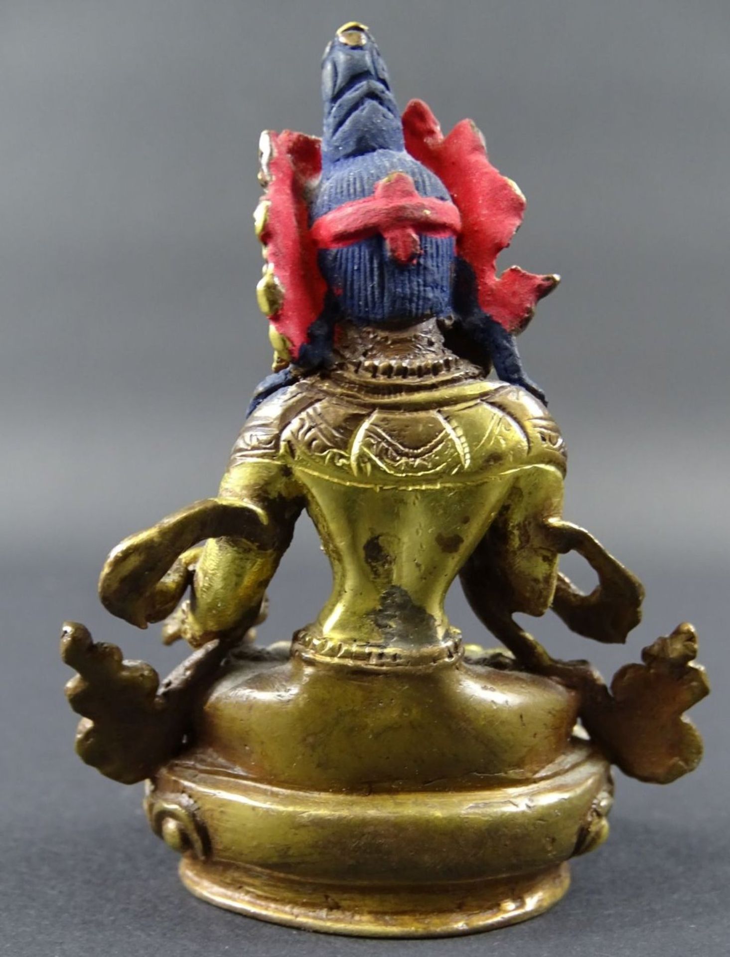 kl. buddhistische Gottheit, Bronze, tw. bemalt, H-8 cm, B-6 cm - Image 3 of 3
