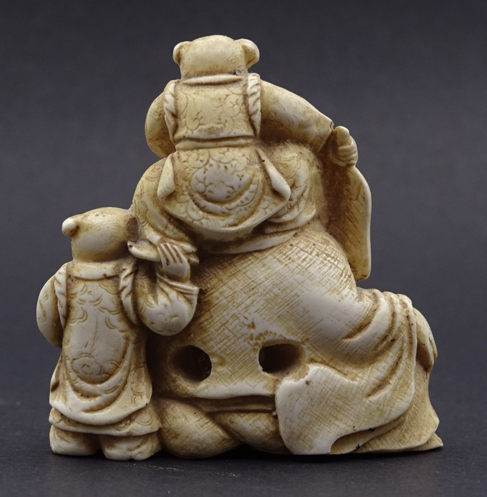 Netsuke - lachender Buddha mit Kindern, H- 5,2cm - Bild 3 aus 5