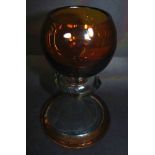 Glas auf Stand, mit bernsteinfarbener Kuppa, Stand und Noppen, H-15 cm,