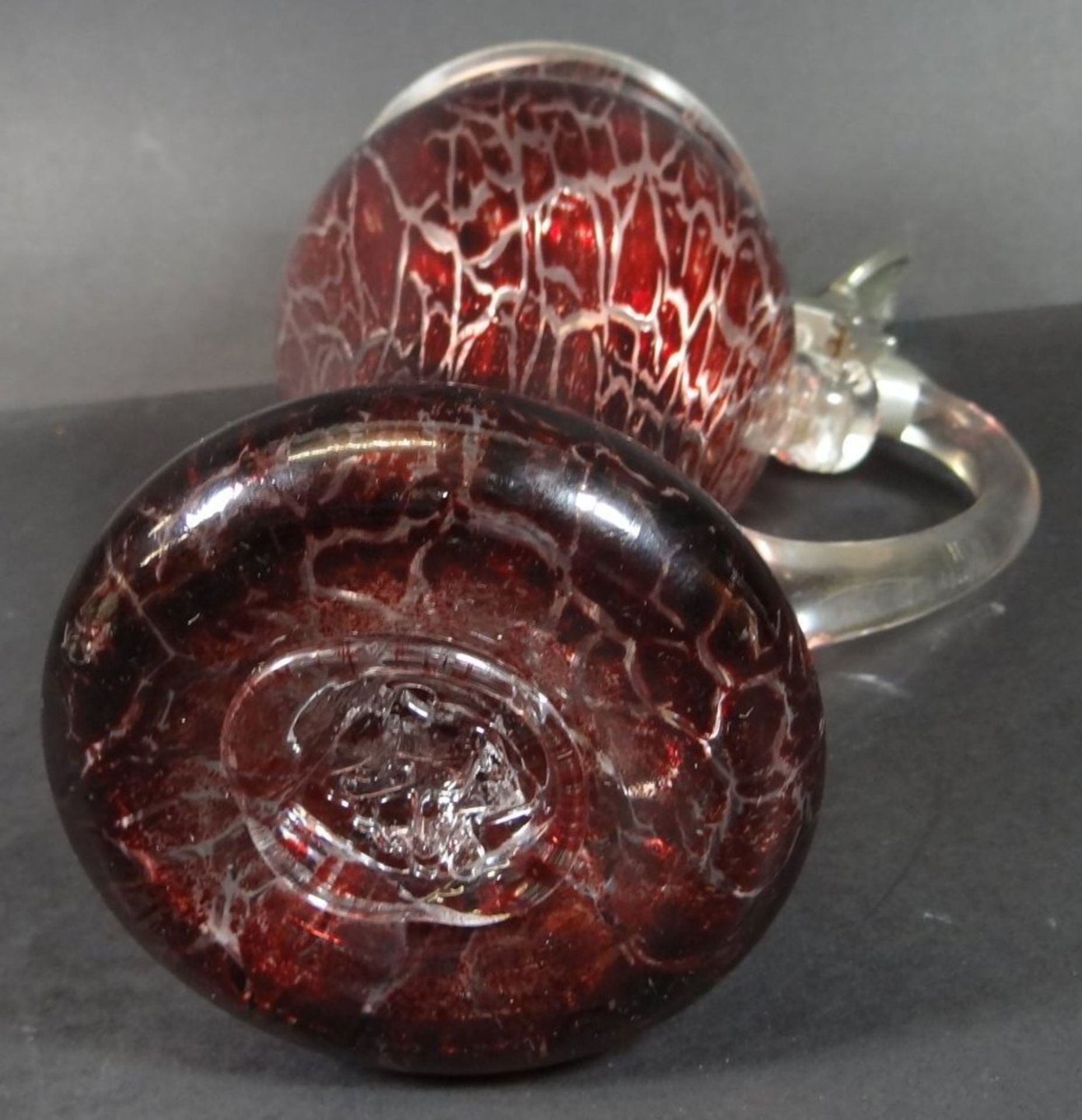 Jugendstil-Weinkrug mit Zinndeckel, weiss geädertes rotes Glas, H-24 cm - Image 7 of 7