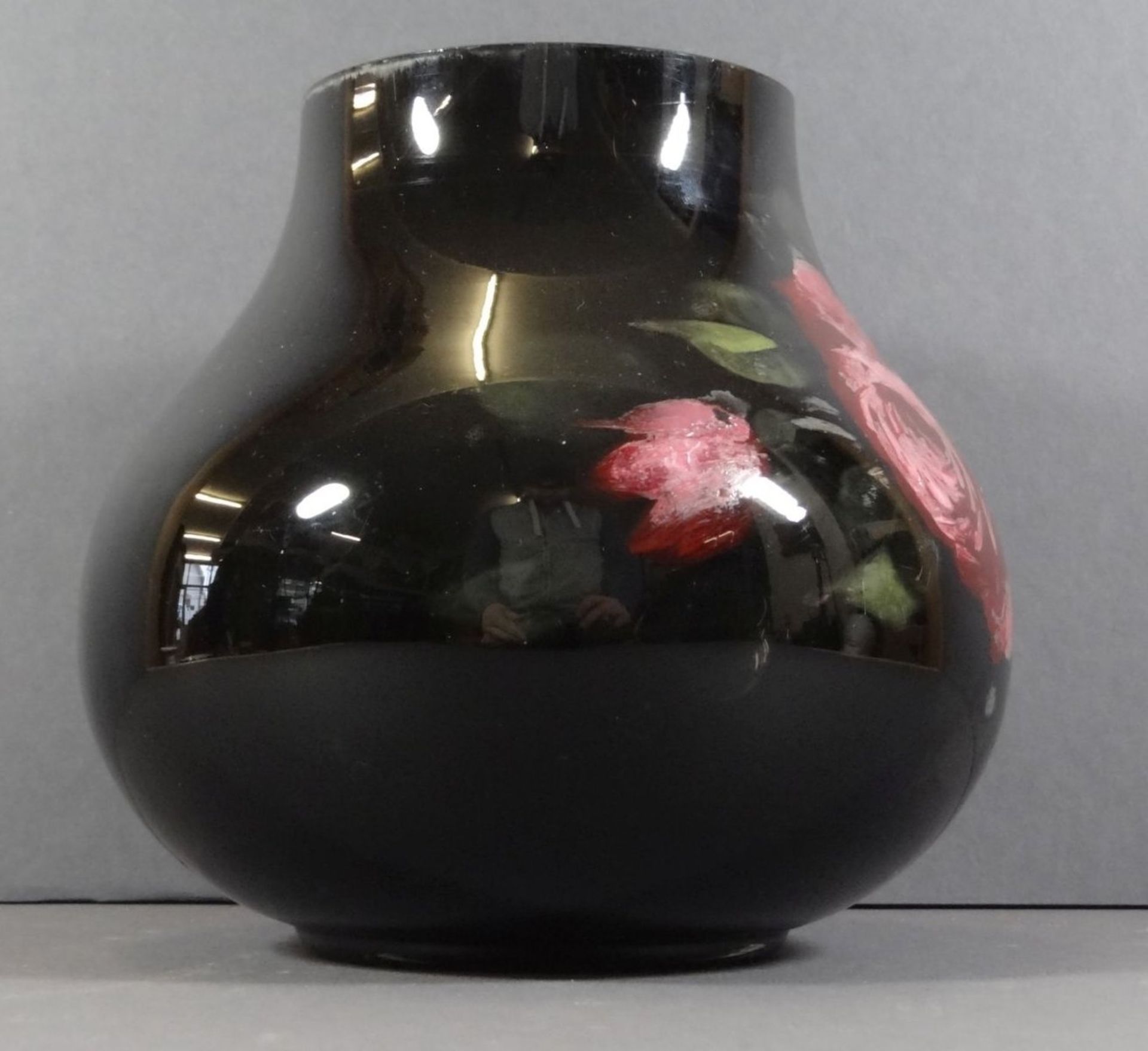 Schwarzglas Vase mit floralen Dekor,H-16cm,Rand berieben und tw.Abplatzer - Image 3 of 7