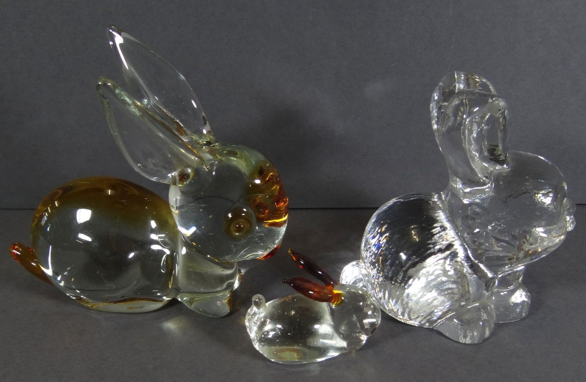 3x Glashasen, alle von Goebel, H-4 bis 9 cm