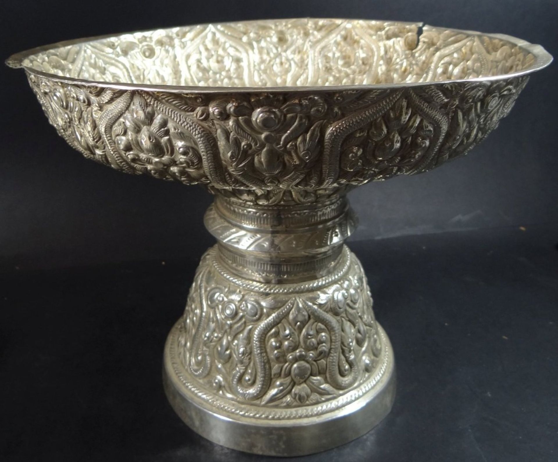 grosser Silber-Tafelaufsatz, wohl Zentralasien um 1800, reich getriebenes florales Dekor, Rand - Image 3 of 10