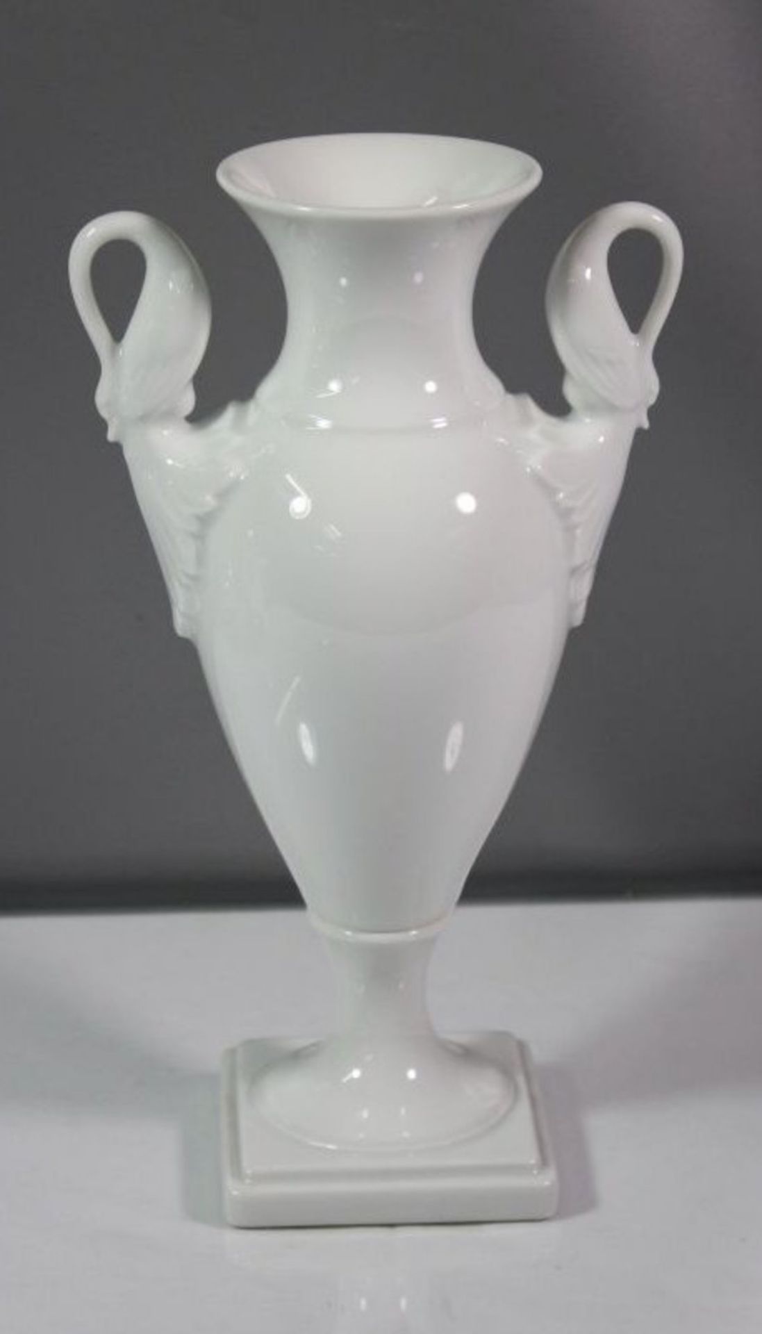 Schwanenhalshenkel-Vase, Kaiser, Weißporzellan, H-24cm.