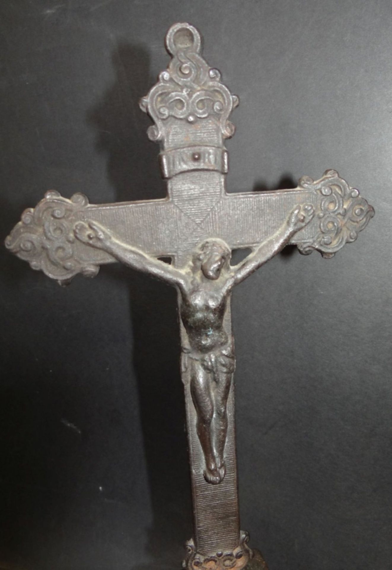 Tischkruzifix, wohl Berliner Eisen, 19.Jhd., Alters-u. Gebrauchsspuren, H-34 cm - Bild 3 aus 6