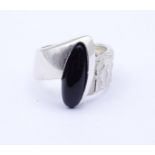 Ring, Sterling Silber, mit Onyx, RG 57, 13 gr., B. Schiene: 7 mm, L. Stein mit Fassung: 1,9 cm