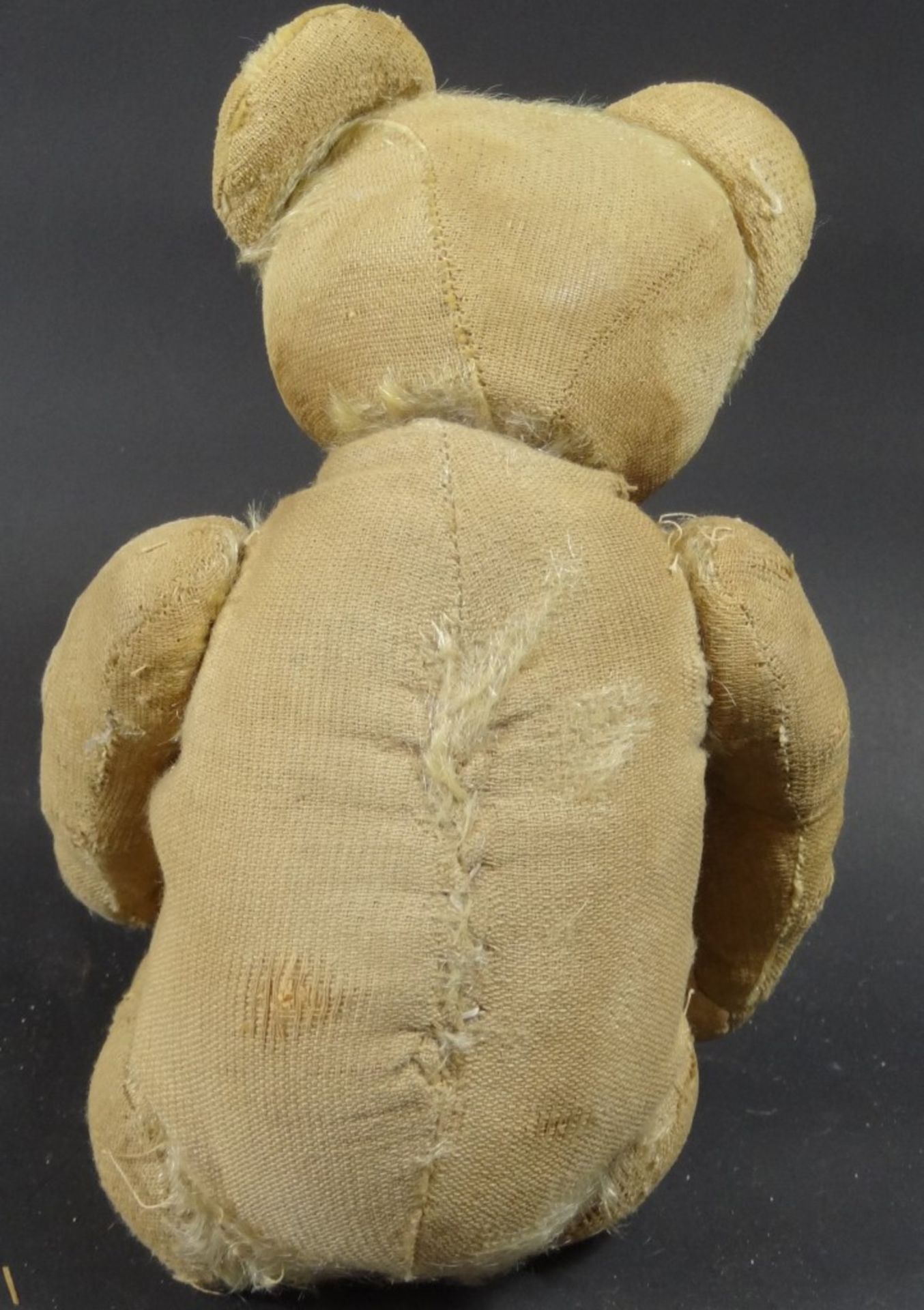 Alter Teddybär, stark bespielt, Arme, Beine und Kopf beweglich, L. 31,5 cm - Image 4 of 5