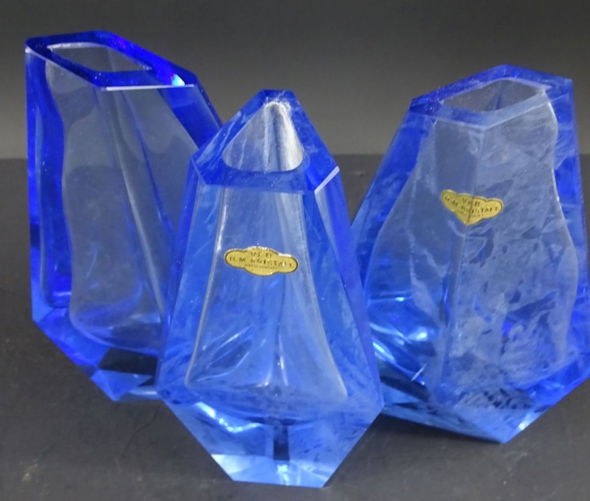 3x blaue asymetr. Vase "VEB Ilm-Kristall" Handschliff, Etikett, H-ca. 21 cm, tw. blind? - Image 2 of 4